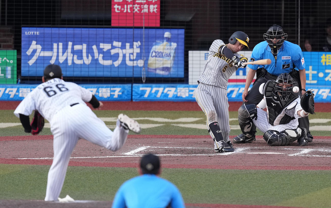 ロッテ対阪神　11回表阪神無死一塁、遊ゴロ併殺に倒れる近本。投手沢田（撮影・鈴木みどり）