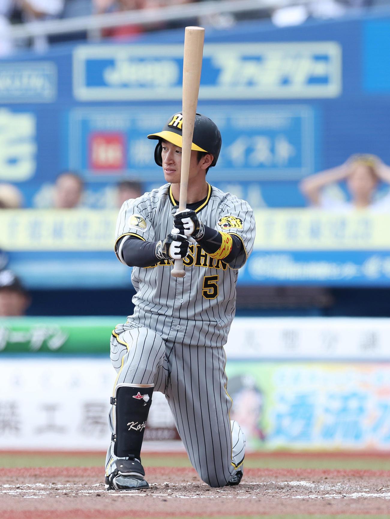 ロッテ対阪神　4回表阪神1死、空振り三振に倒れた近本（撮影・前田充）