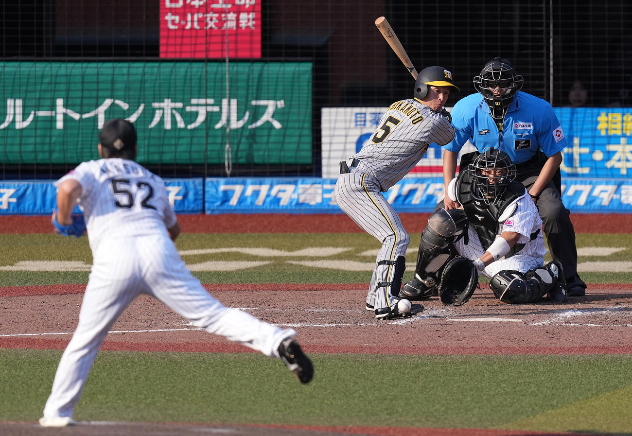 ロッテ対阪神　9回表阪神無死、死球を受ける近本。投手益田（撮影・鈴木みどり）