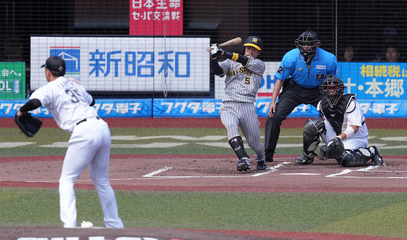 ロッテ対阪神　1回表阪神2死一塁、右前打を放つ近本。投手田中晴（撮影・鈴木みどり）