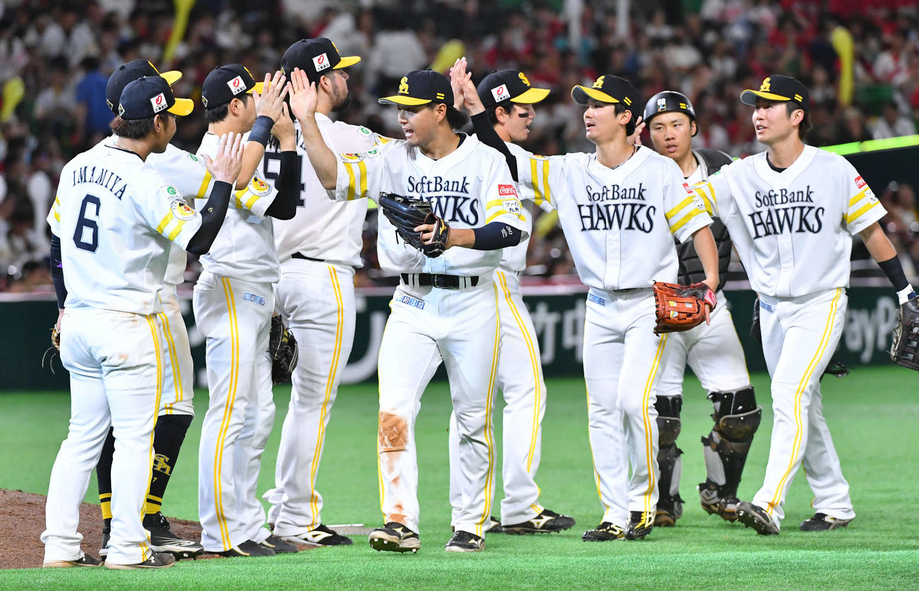 ソフトバンク対広島　広島に勝利し、ハイタッチする佐藤直（中央）らソフトバンクナイン（撮影・岩下翔太）