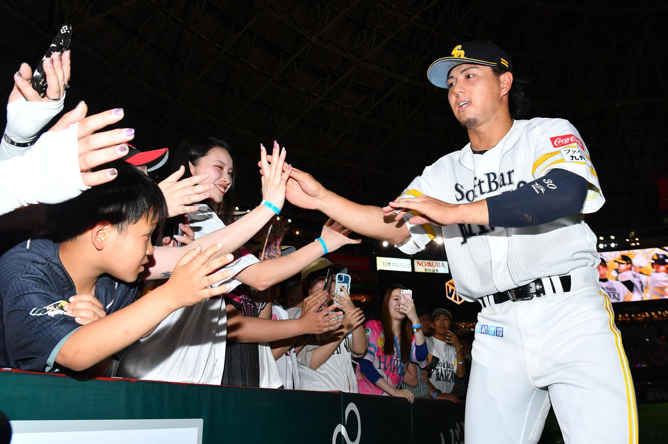 ソフトバンク対広島　広島に勝利し、ファンとタッチを交わす佐藤直（撮影・岩下翔太）