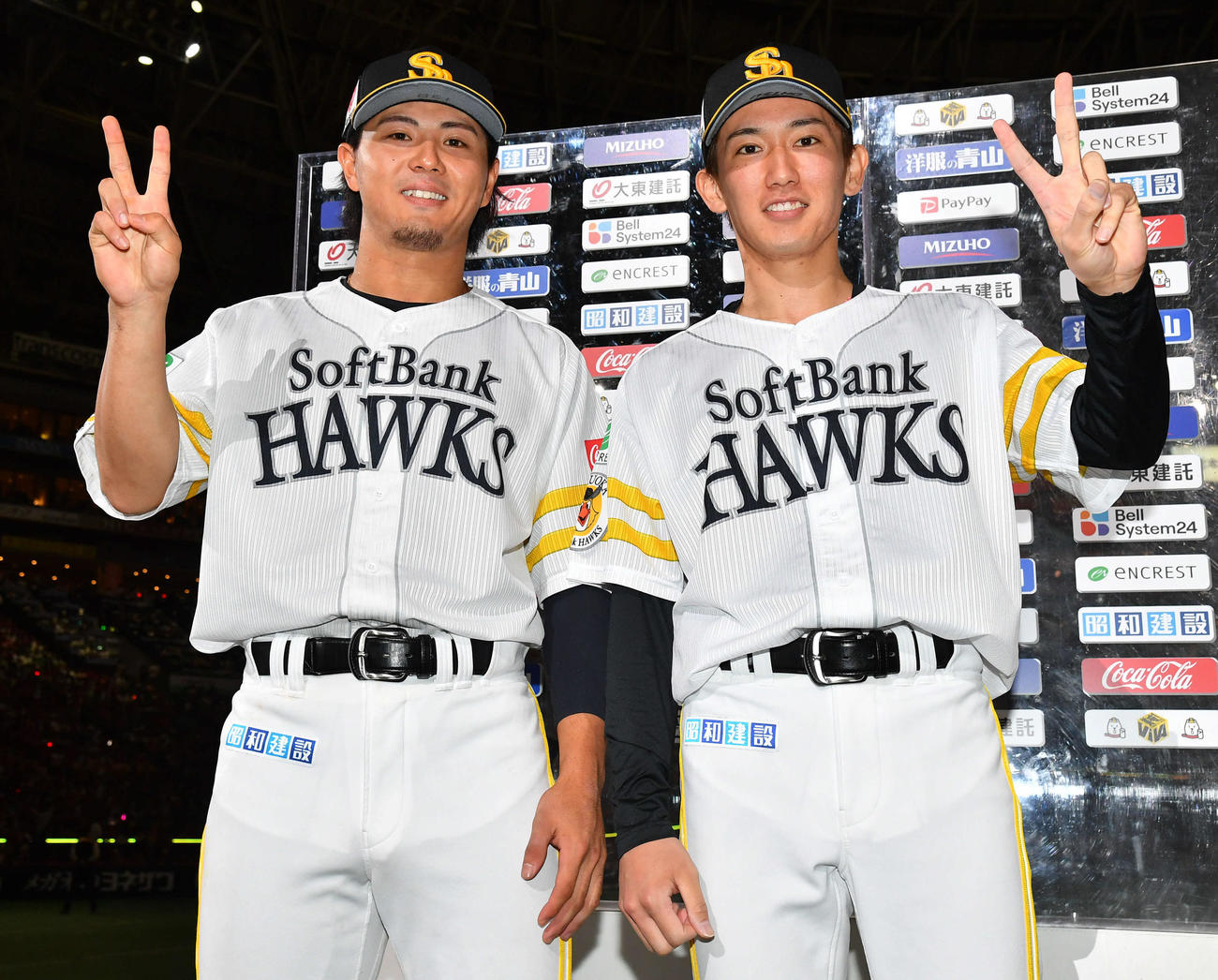 ソフトバンク対広島　広島に勝利し、お立ち台でVサインを見せる佐藤直（左）と大津（撮影・岩下翔太）