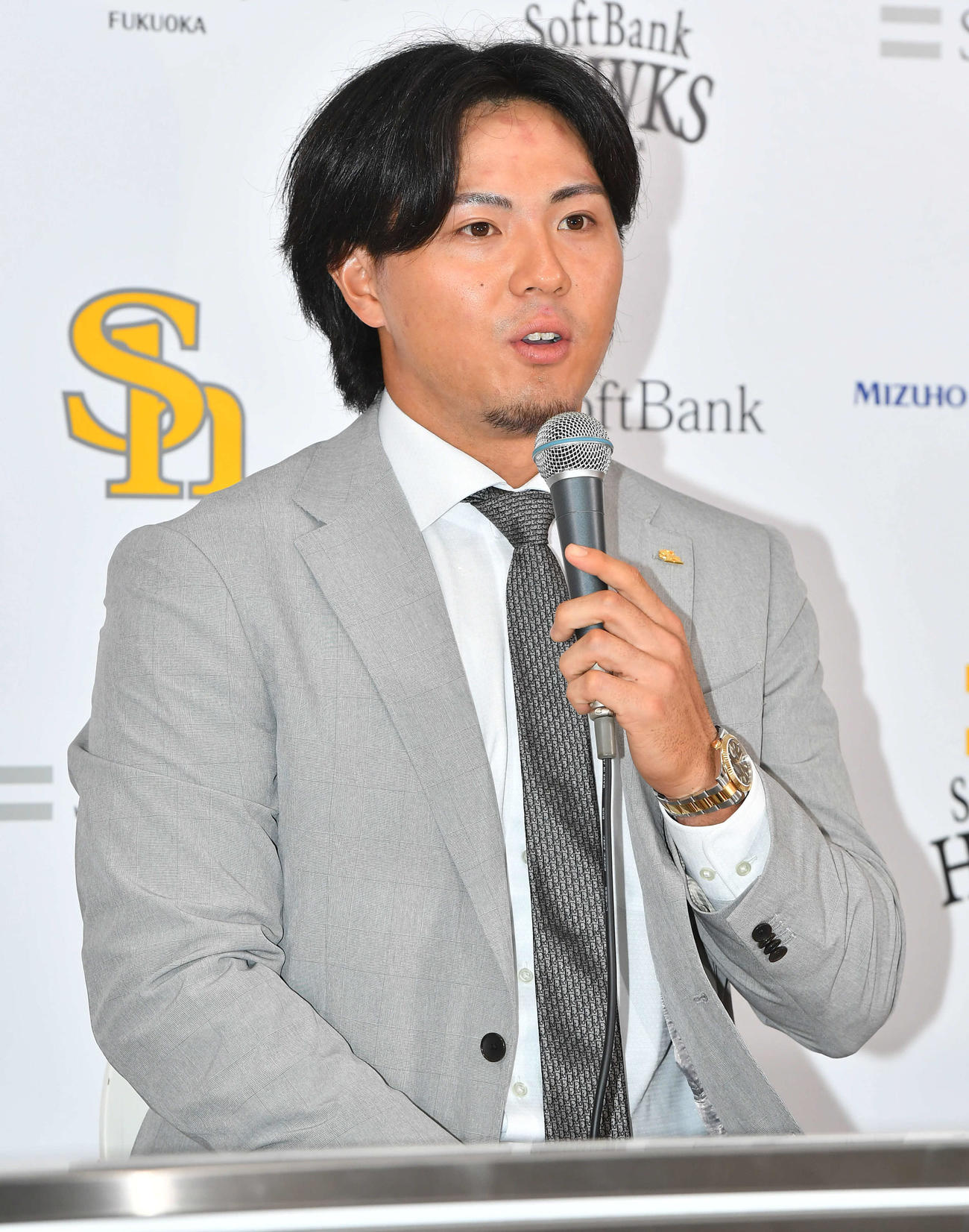 支配下への復帰が決まり、会見を行う佐藤直（撮影・岩下翔太）
