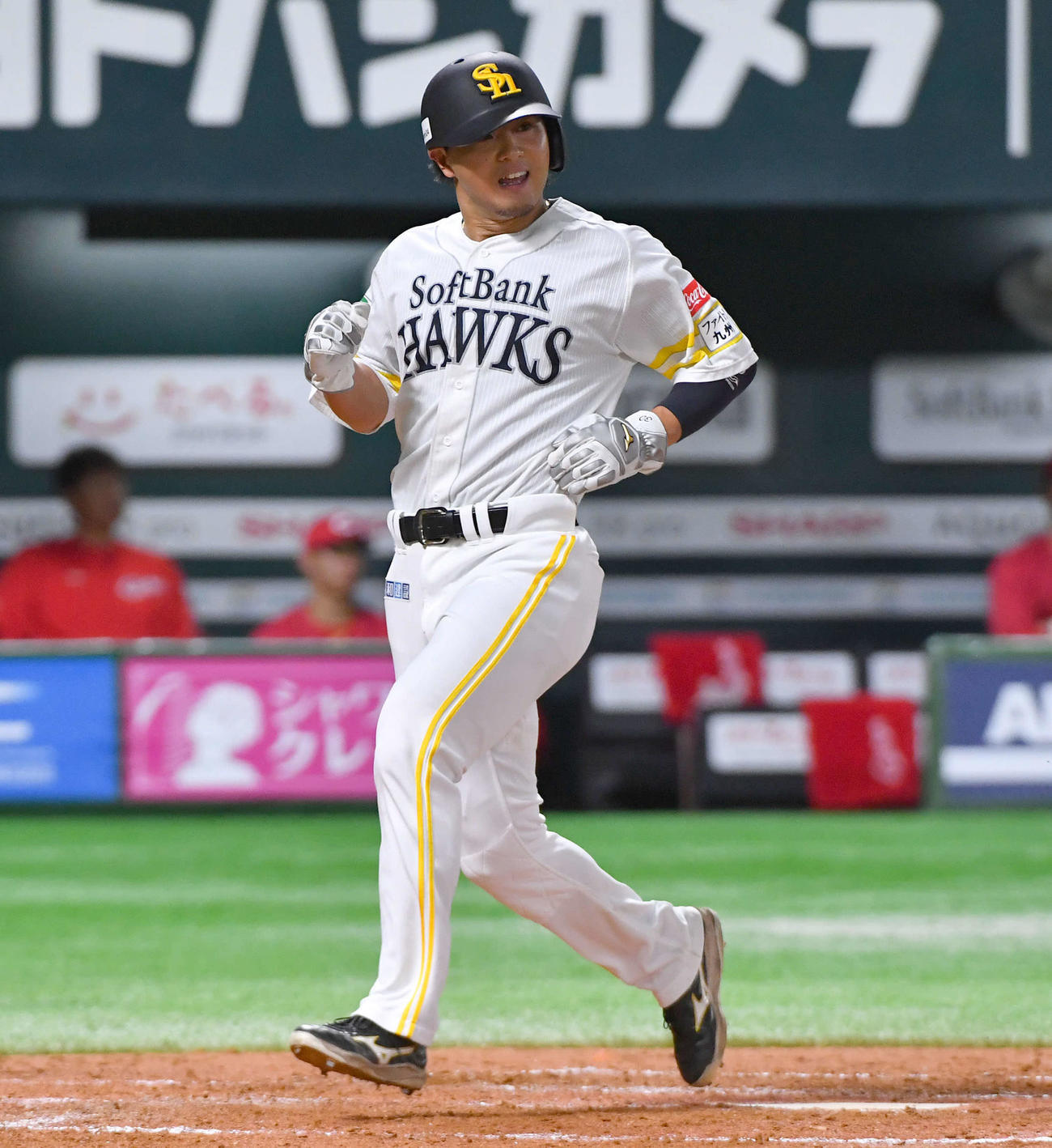 ソフトバンク対広島　3回裏ソフトバンク無死二塁、今宮の先制右前適時打で生還した佐藤直（撮影・岩下翔太）