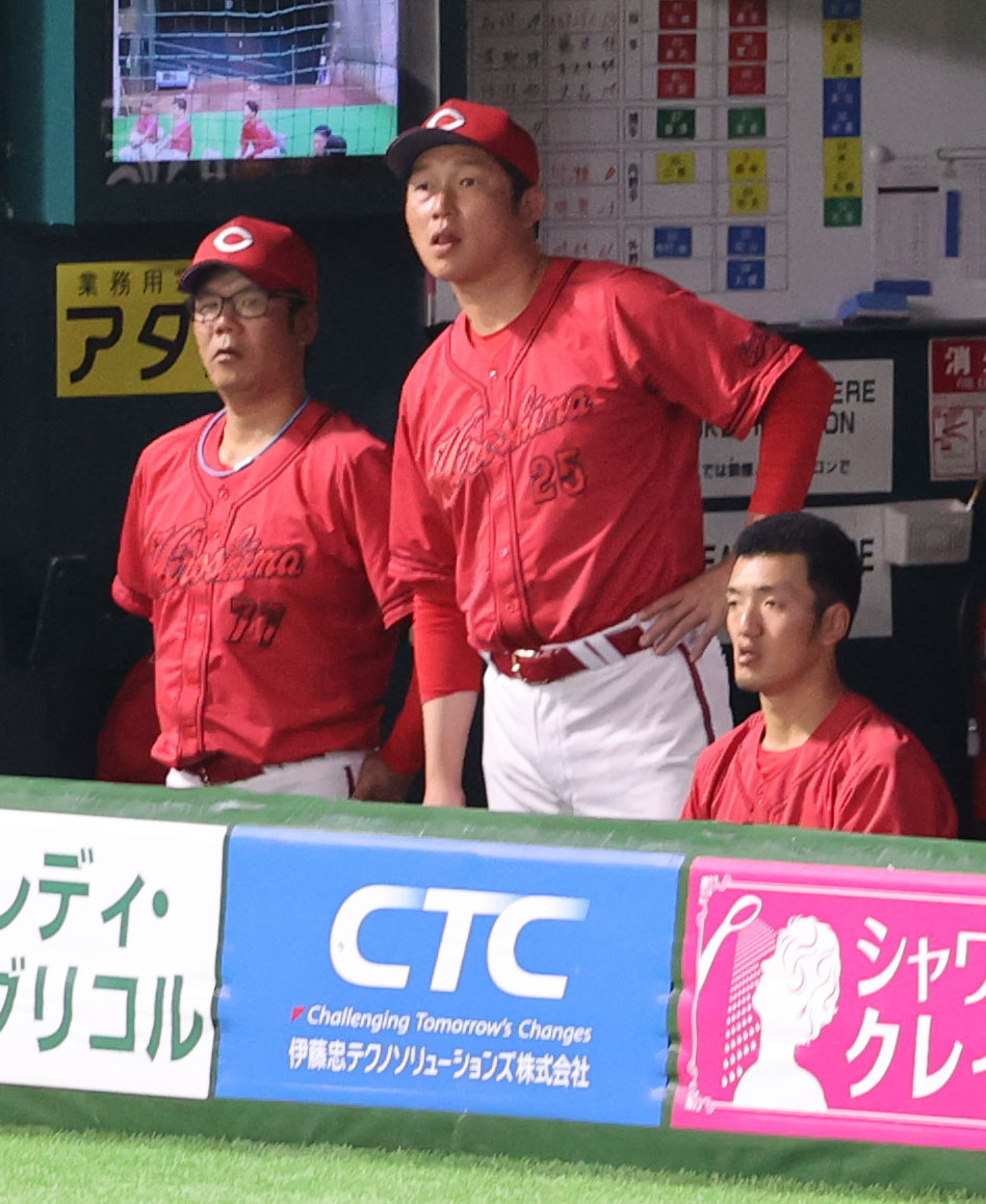 ソフトバンク対広島　ベンチから試合を見る新井監督（撮影・梅根麻紀）