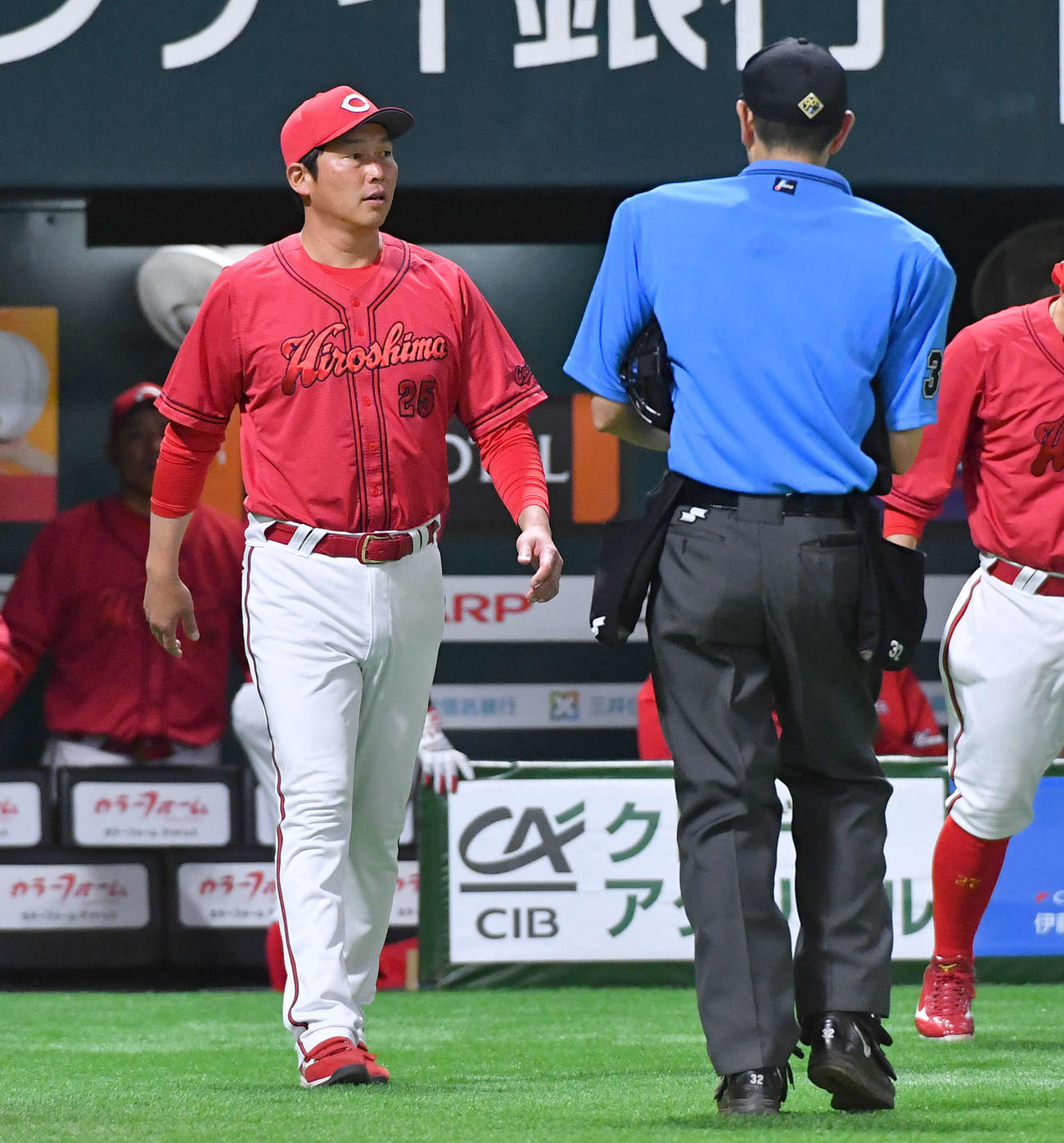 ソフトバンク対広島　8回表終了後、投手の交代に向かう新井監督（撮影・岩下翔太）