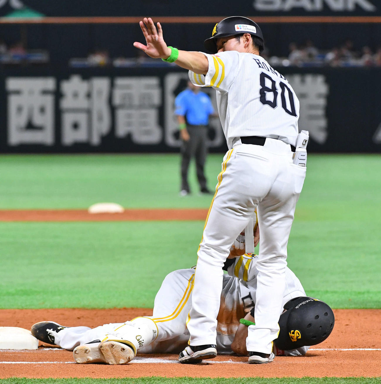 ソフトバンク対広島　3回裏ソフトバンク1死、二ゴロで一塁へヘッドスライディングした後、その場にうずくまる柳田（撮影・岩下翔太）