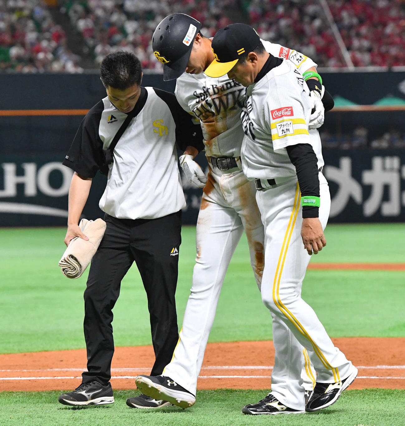 ソフトバンク対広島　3回裏ソフトバンク1死、柳田は一塁へヘッドスライディングするも二ゴロとなり、右太もも裏付近を負傷し5回の打席で交代となる（2024年5月31日撮影）