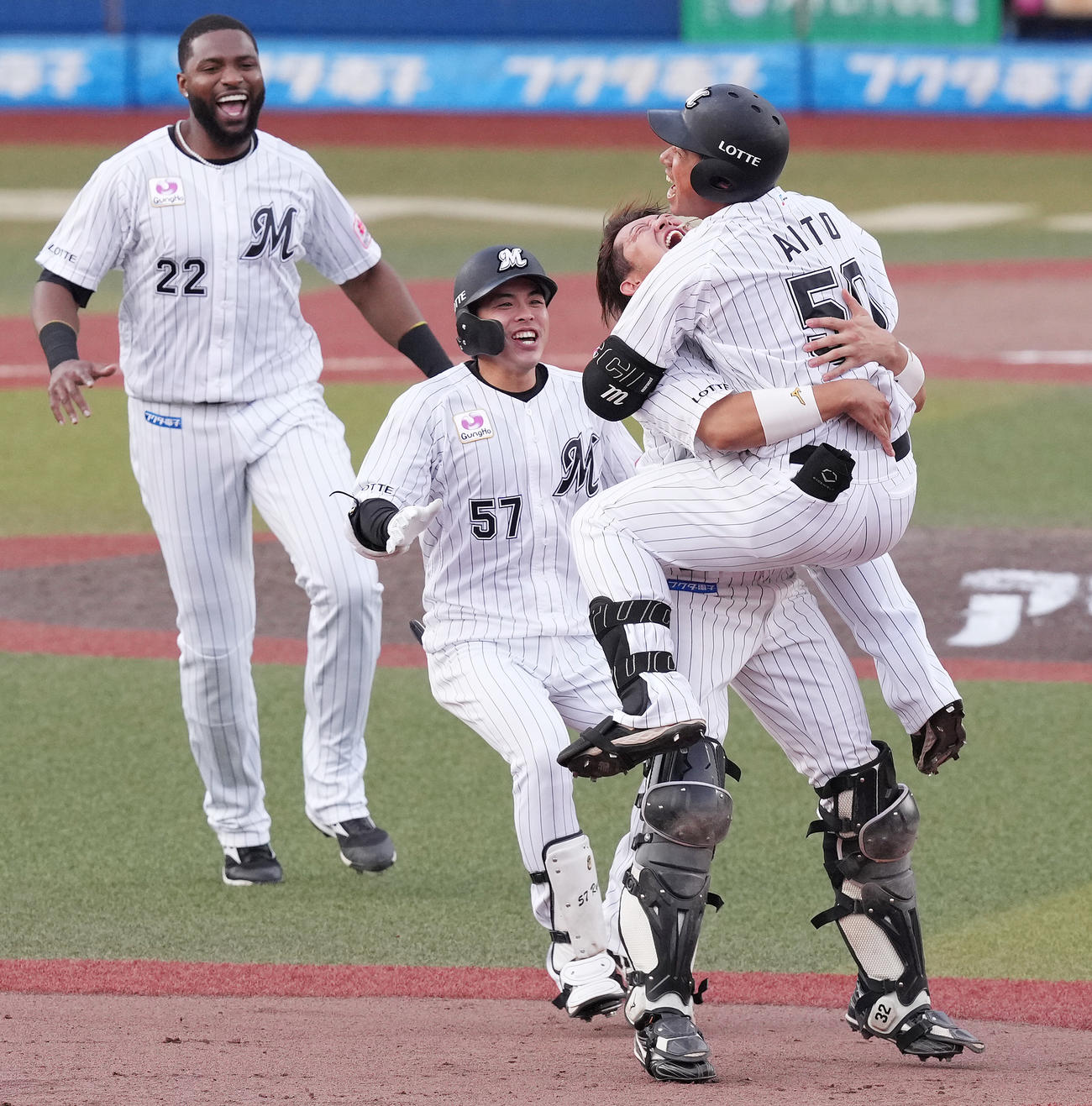 ロッテ対阪神　11回裏ロッテ2死二塁、サヨナラ打を放った愛斗（右上）はナインと喜びを爆発させる（撮影・鈴木みどり）