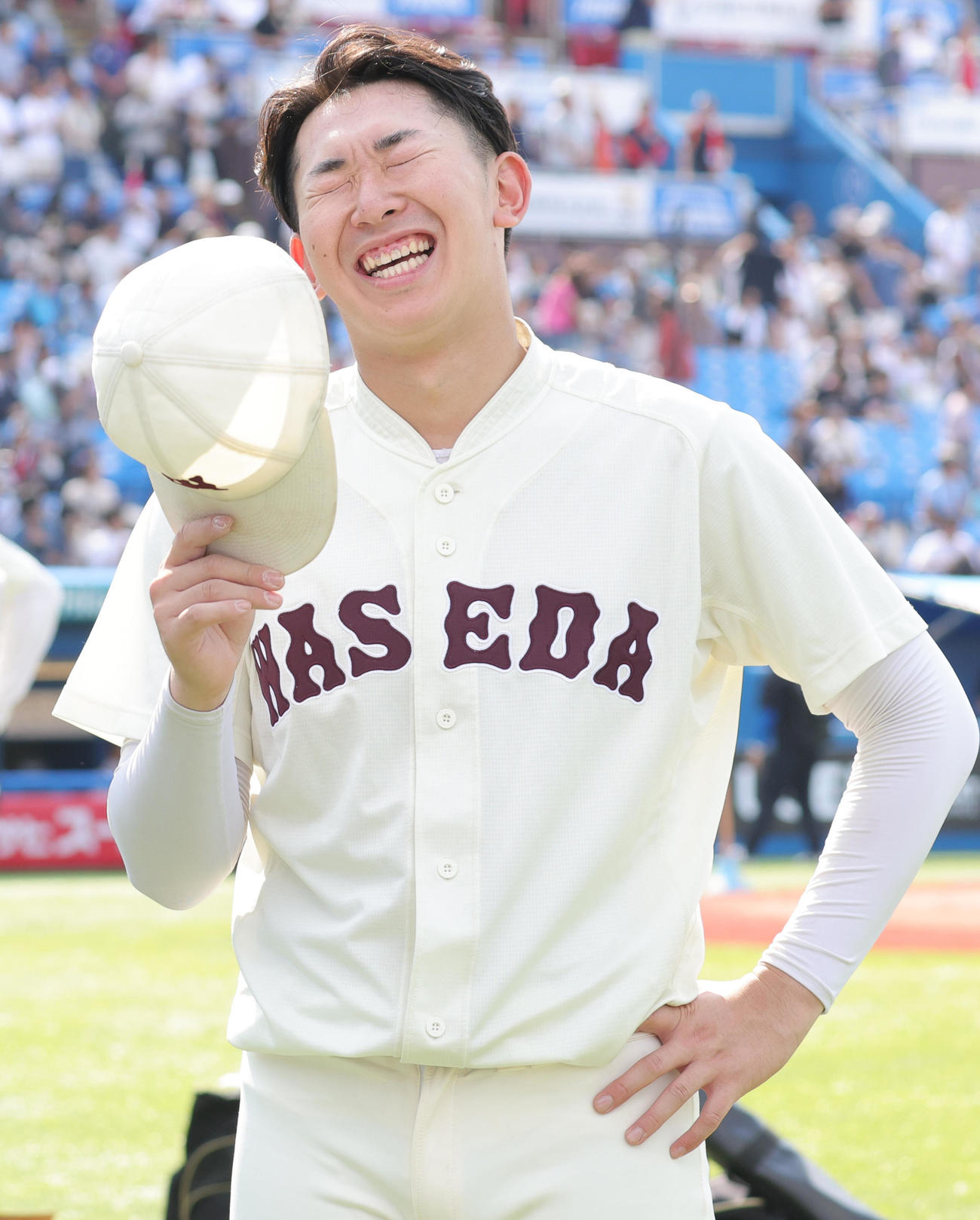 慶大対早大　8回3安打1失点で勝利となり、笑顔で応援席の祝福に応える早大・伊藤樹（撮影・野上伸悟）