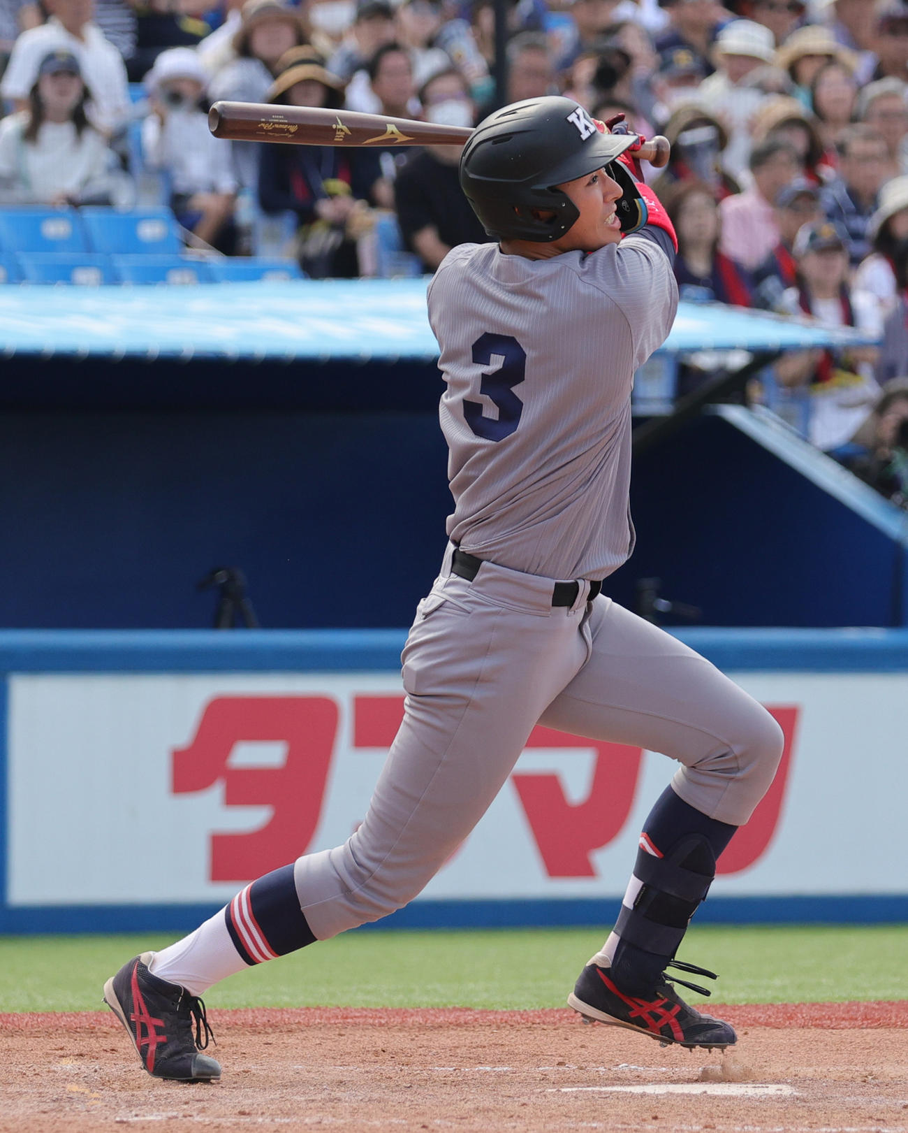 慶大対早大　9回表慶大2死、右飛に倒れる清原（撮影・野上伸悟）