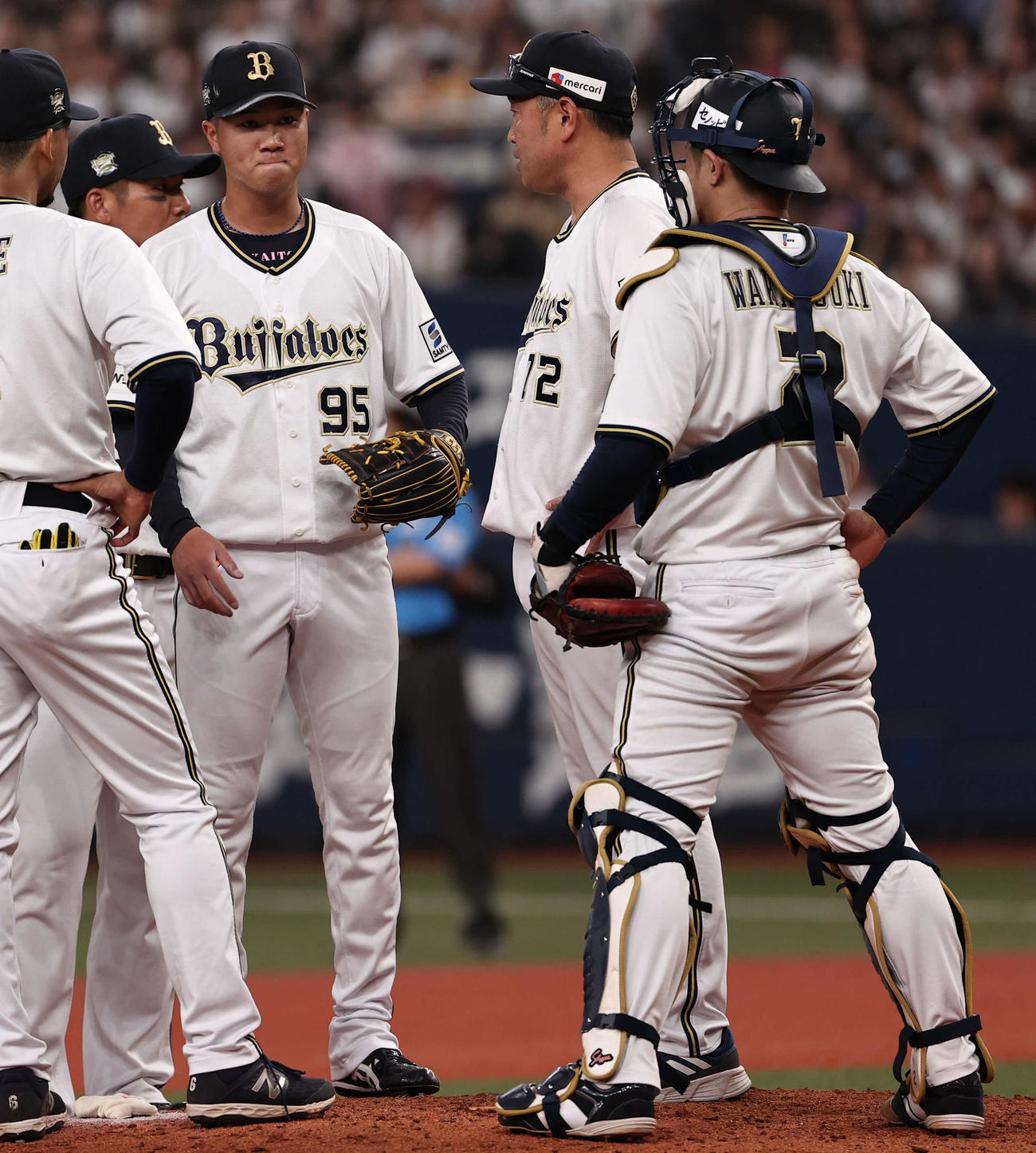 オリックス対中日　9回表から登板した才木（左）は逆転を許し、悔しそうな表情を見せる（撮影・西尾就之）