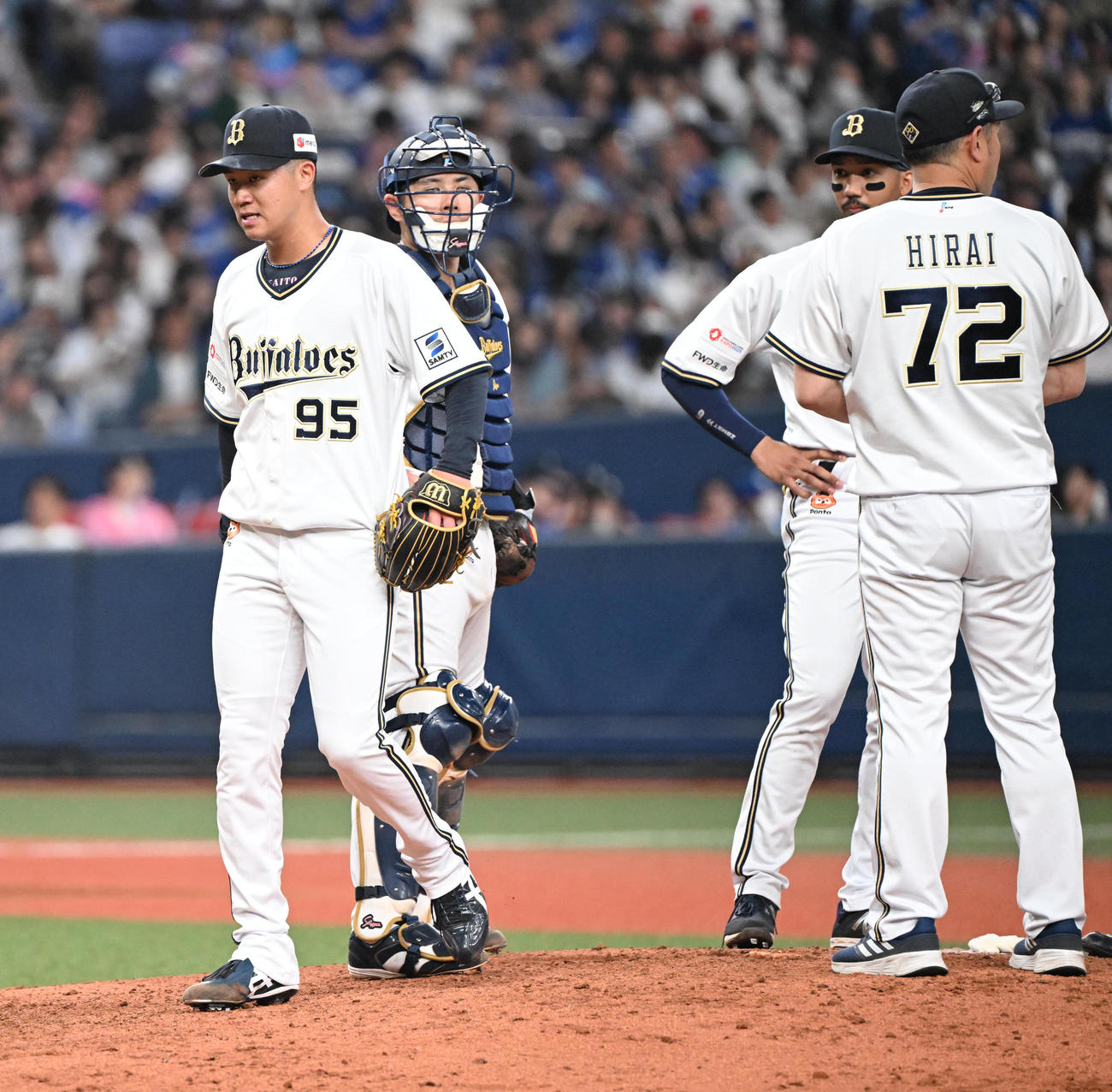 オリックス対中日　9回、中日に逆転を許し降板するオリックス才木（撮影・和賀正仁）