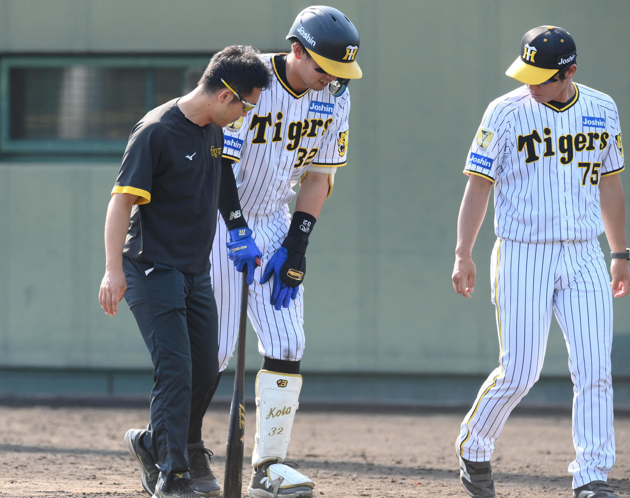 ウエスタン・リーグ　阪神対ソフトバンク　9回裏阪神無死、阪神井上（中央）は、左内ももに自打球を当てる　（撮影・滝沢美穂子）