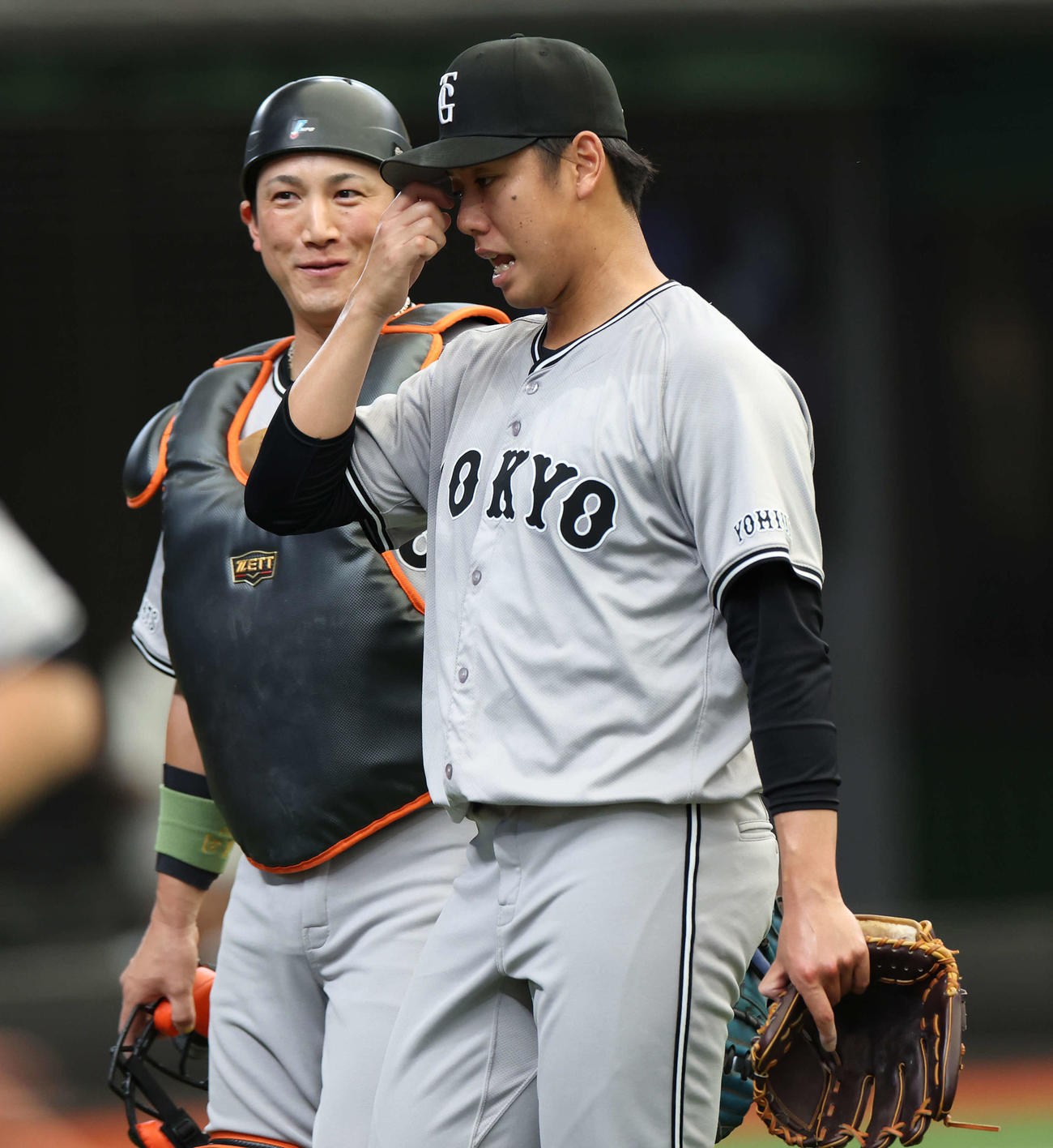西武対巨人　1回裏を抑え言葉を交わす又木（手前）と小林（撮影・河田真司）