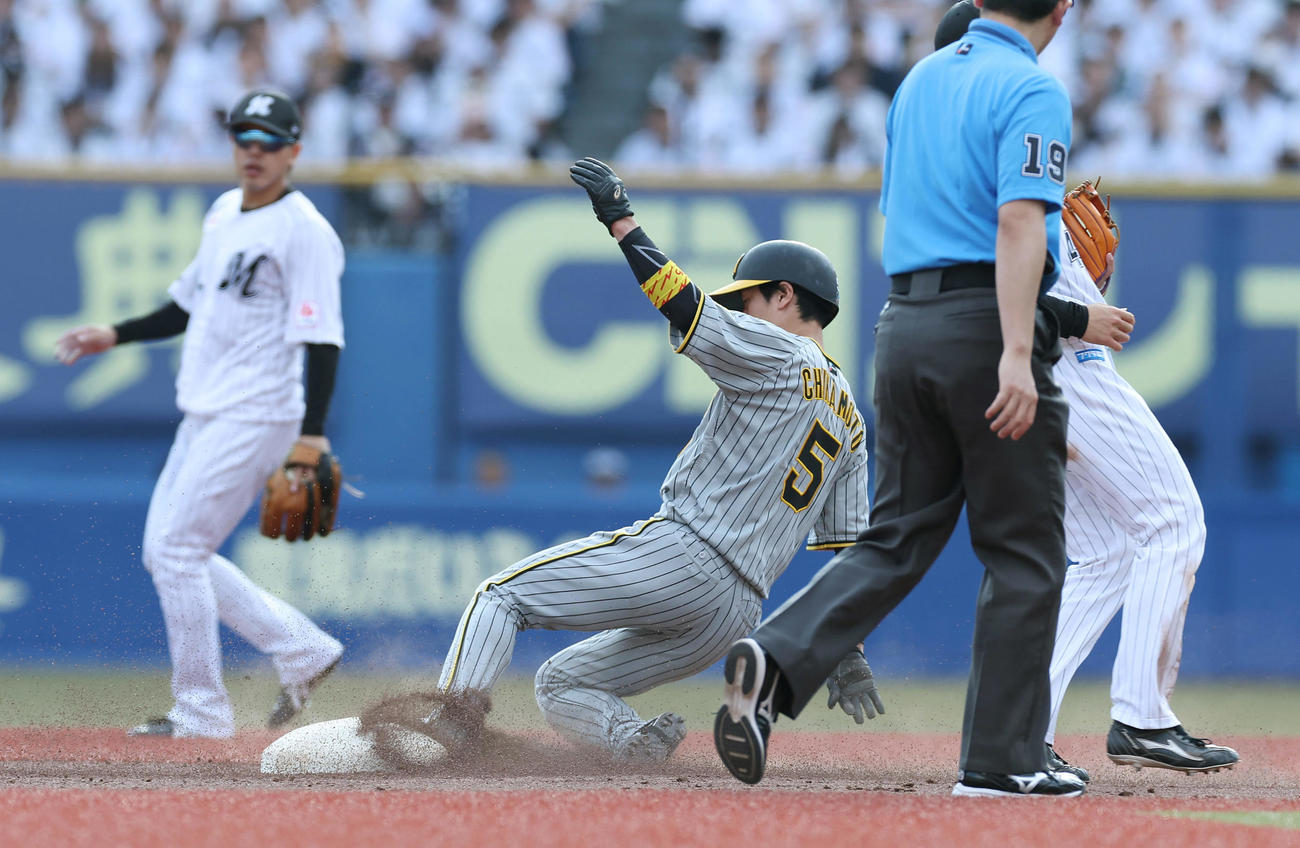 ロッテ対阪神　9回表阪神無死一塁、二盗を決める近本（中央）（撮影・前田充）