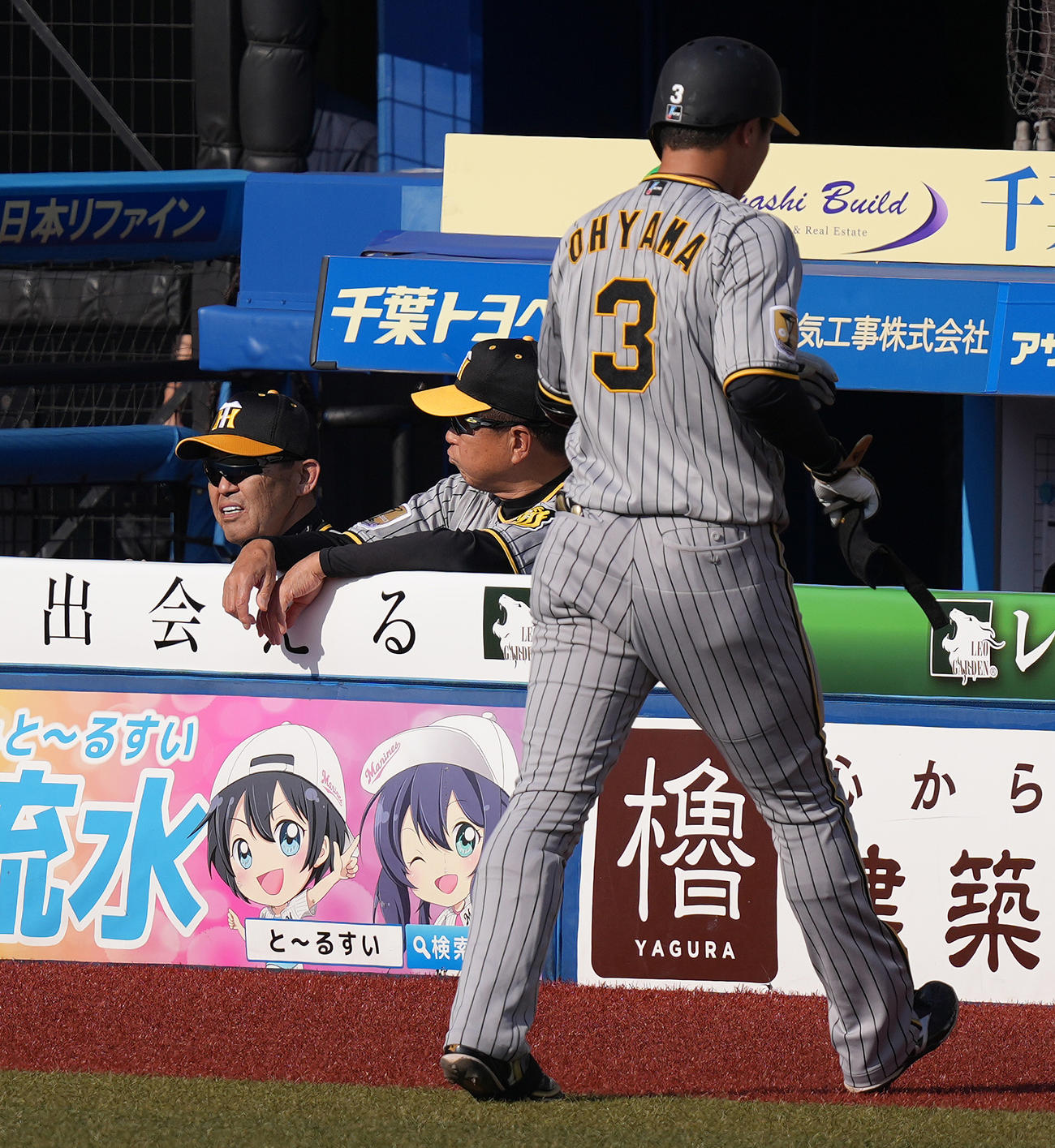 ロッテ対阪神　7回表阪神無死、右飛に倒れベンチへ戻る大山（右）と険しい表情の岡田監督（左）（撮影・鈴木みどり）