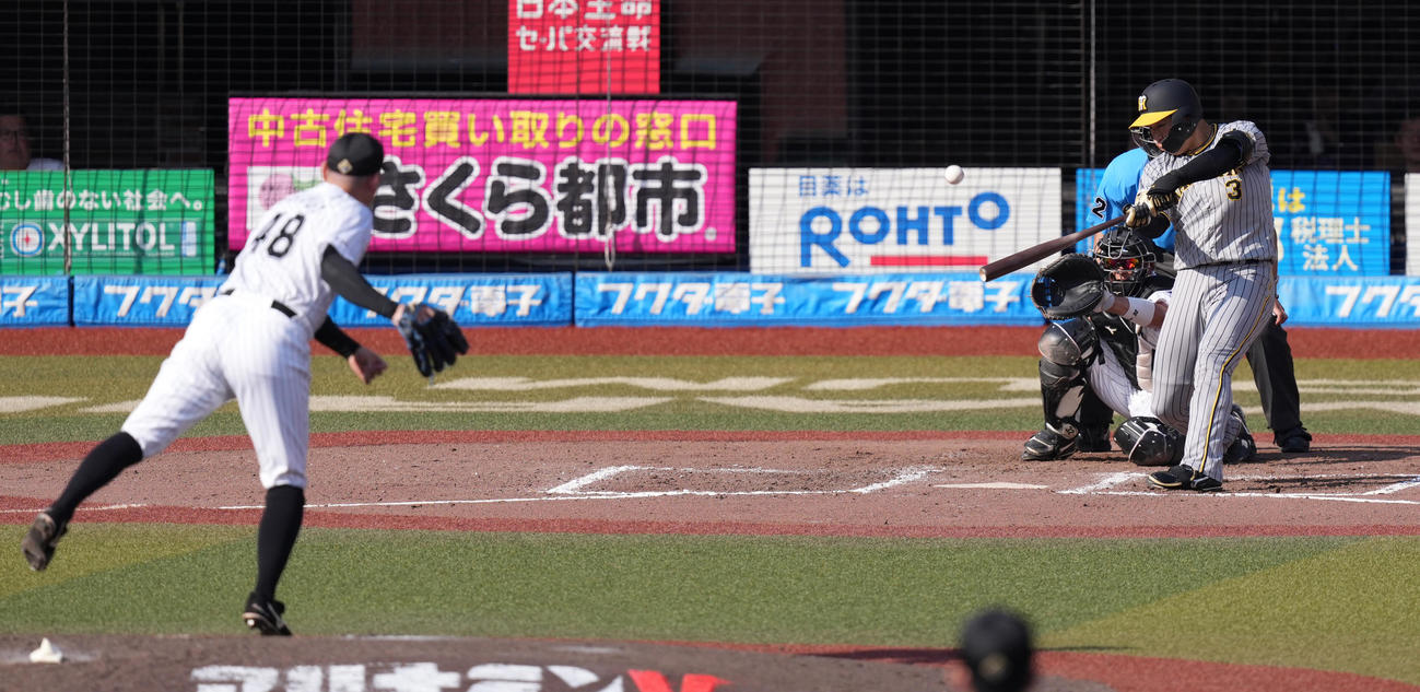 ロッテ対阪神　7回表阪神無死、右飛に倒れる大山。投手中村稔（撮影・鈴木みどり）