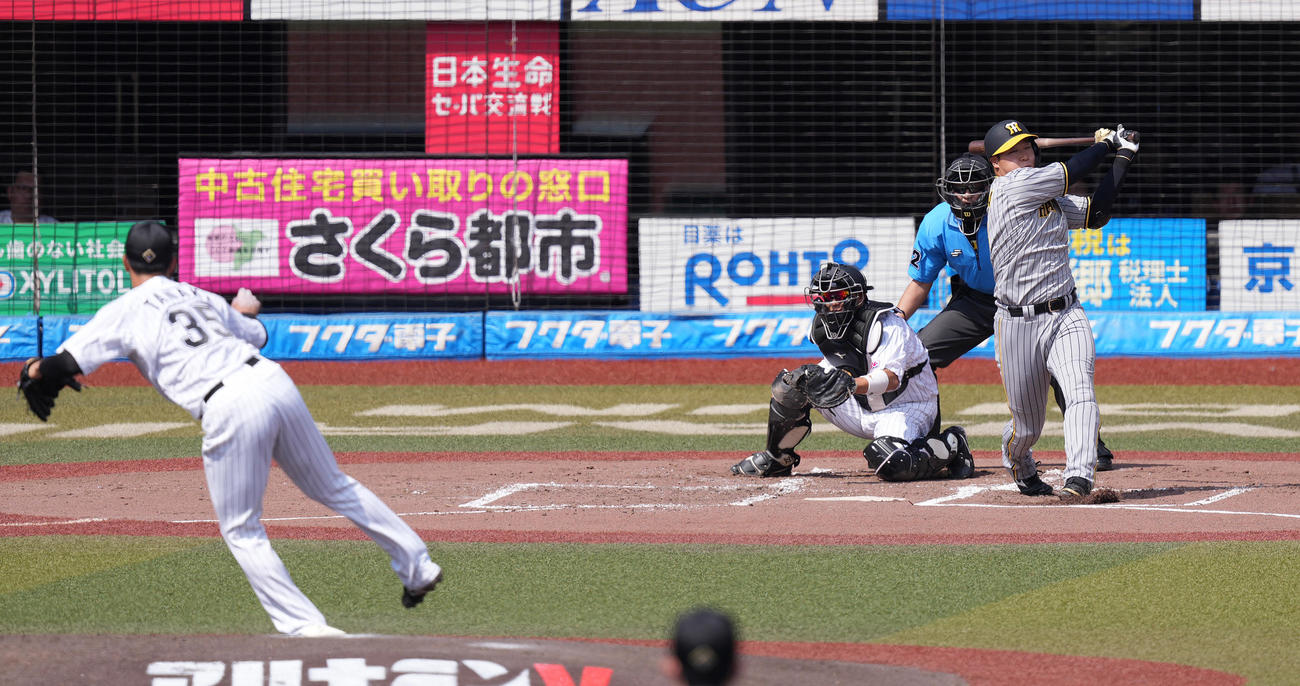 ロッテ対阪神　2回表阪神1死、空振り三振に倒れる大山。投手田中晴（撮影・鈴木みどり）