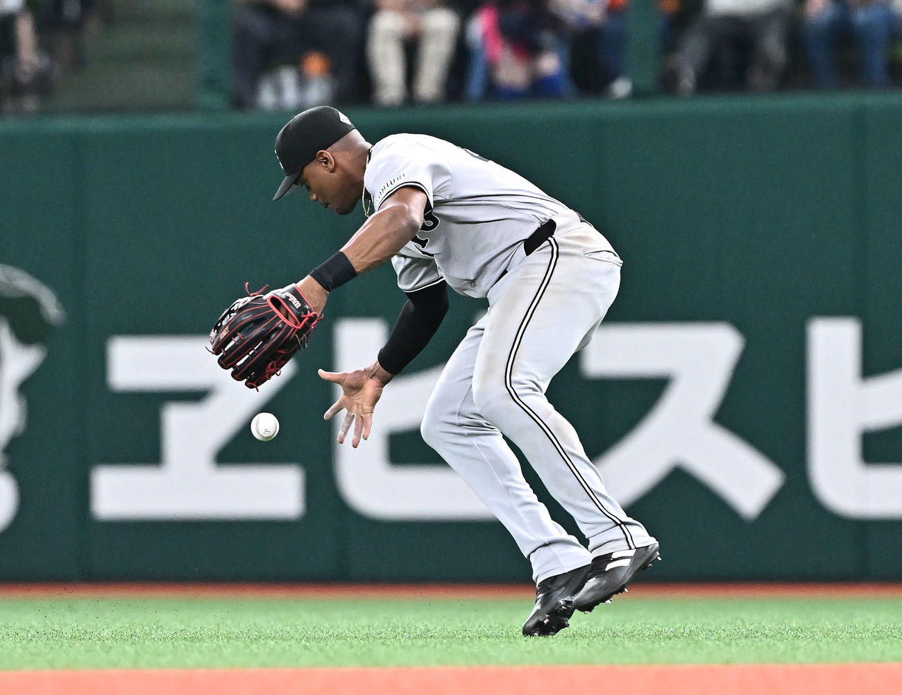西武対巨人　9回裏西武2死一、二塁、元山の打球をファンブルする右翼手ヘルナンデス（撮影・滝沢徹郎）