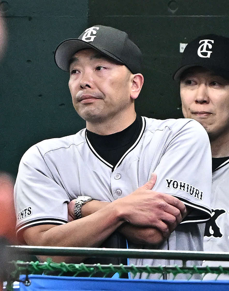 西武対巨人　9回裏、同点に追い付かれ浮かないの巨人阿部監督（手前）（撮影・滝沢徹郎）