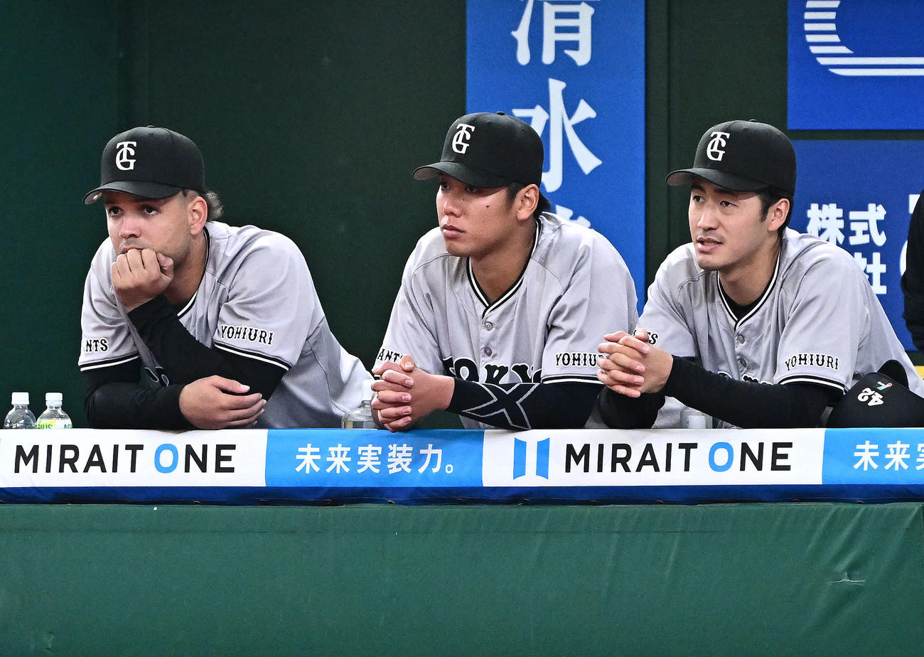 西武対巨人　9回裏西武2死一、二塁、蛭間に同点適時打を打たれ、ベンチでぼうぜんとする又木（中央）（撮影・滝沢徹郎）