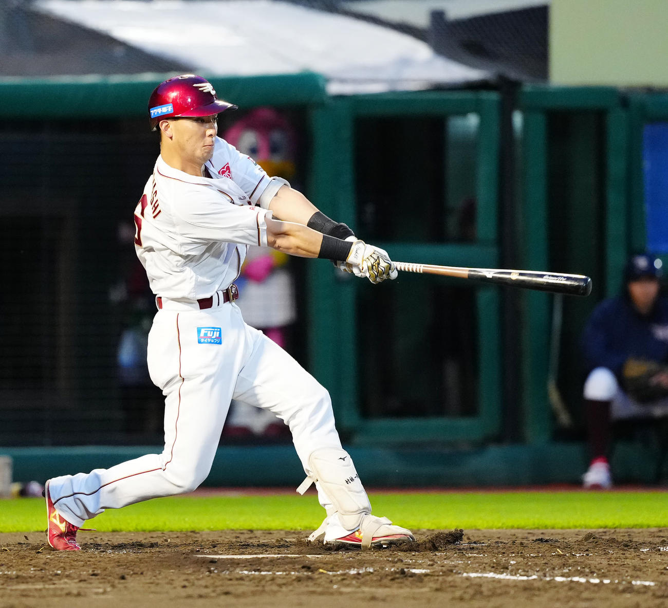 楽天対ヤクルト　3回裏楽天1死一、二塁、左越えに先制3点本塁打を放つ村林（撮影・江口和貴）