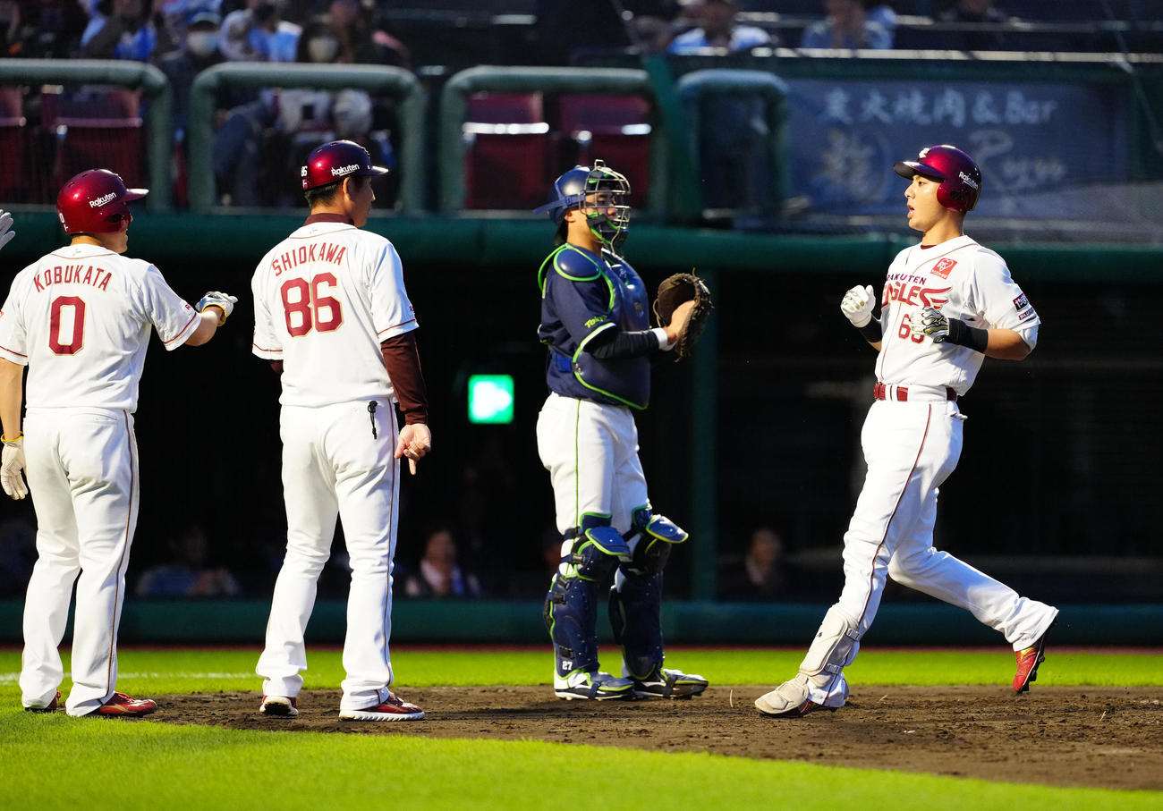 楽天対ヤクルト　3回裏楽天1死一、二塁、先制3点本塁打を放ち生還した村林（右端）（撮影・江口和貴）