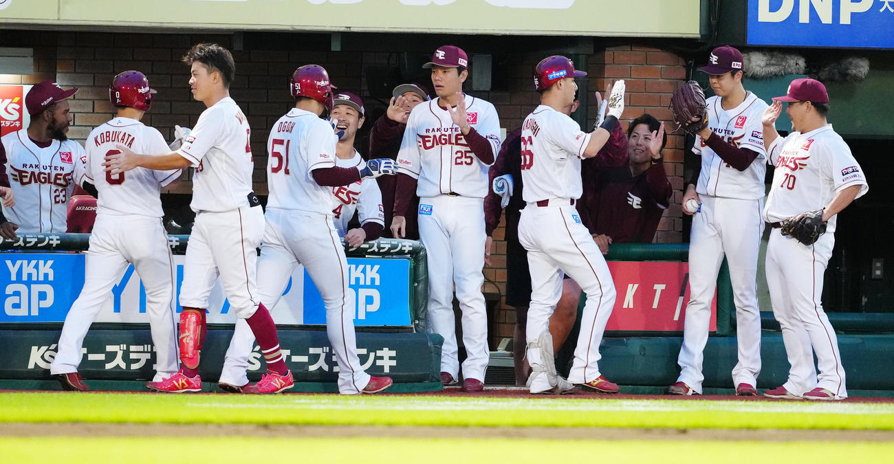 楽天対ヤクルト　3回裏楽天1死一、二塁、先制3点本塁打を放ち、タッチを交わす村林（右から4人目）（撮影・江口和貴）