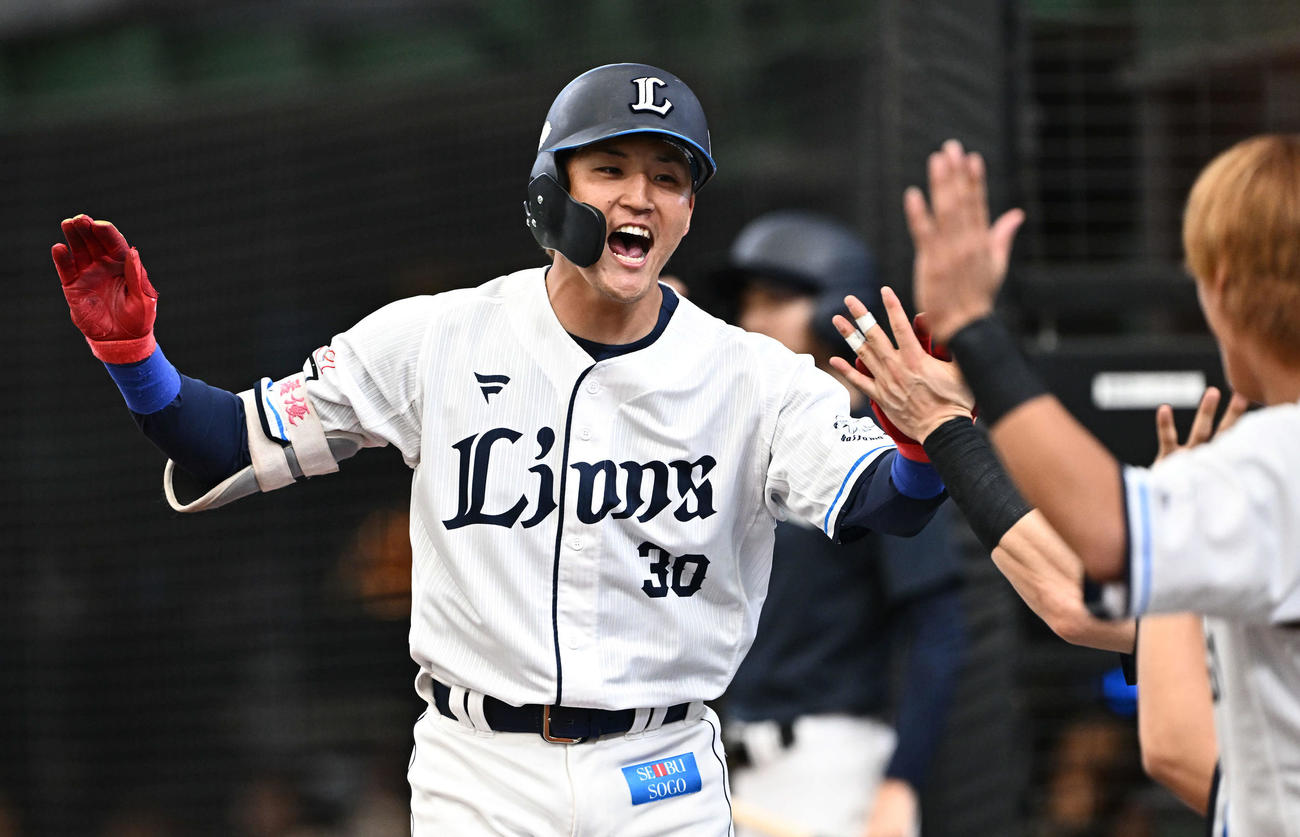西武対巨人　8回裏西武無死、右越えソロ本塁打を放った代打元山は生還しチームメートとタッチをかわす（撮影・滝沢徹郎）