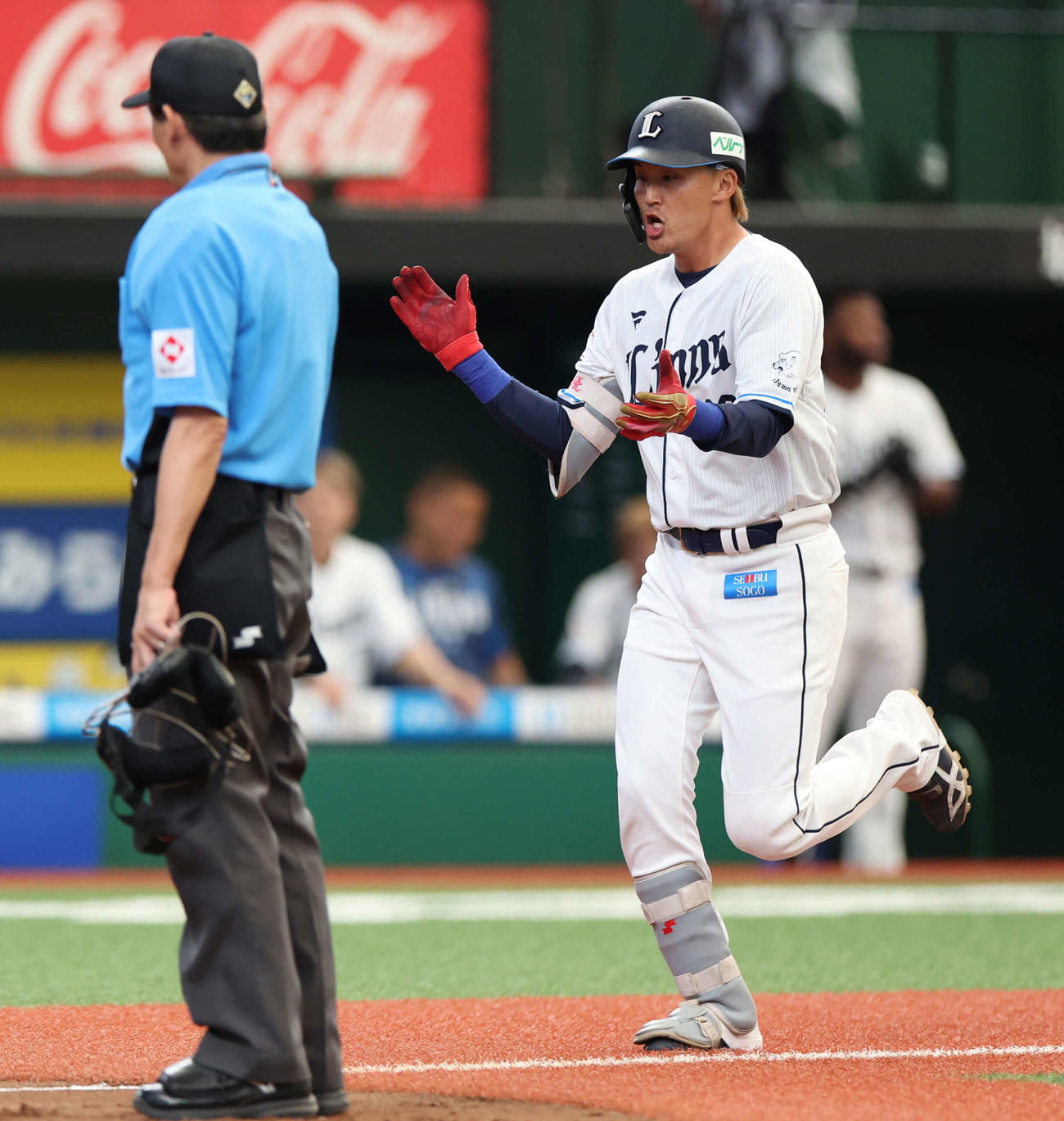 西武対巨人　8回裏西武無死、右越えソロ本塁打で生還する元山（撮影・河田真司）
