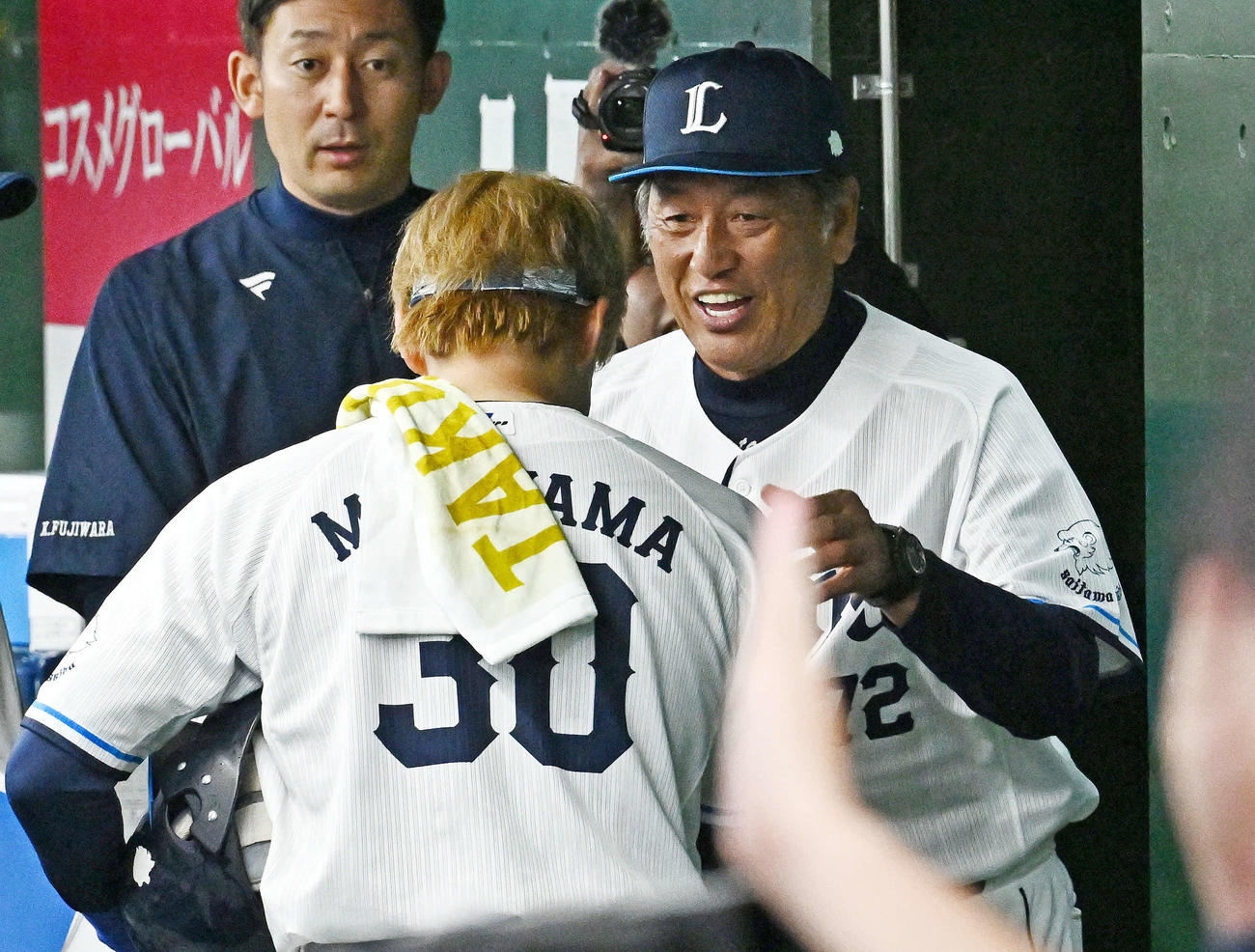 西武対巨人　試合後、西武渡辺GM兼監督代行（後方）はサヨナラ打を放った元山を祝福する（撮影・滝沢徹郎）