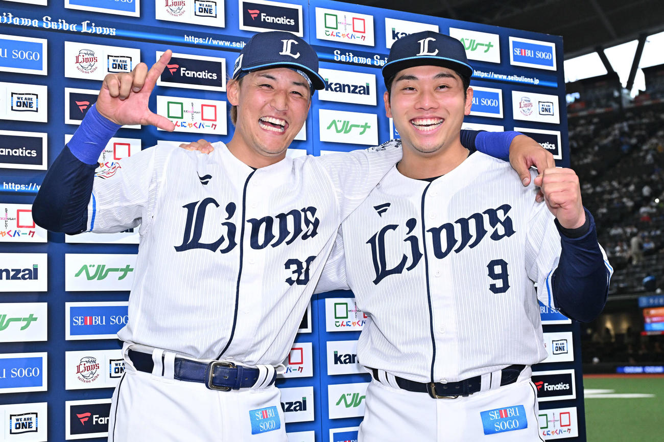 西武対巨人　ヒーローインタビューを終えポーズを決める西武元山（左）と蛭間（撮影・滝沢徹郎）