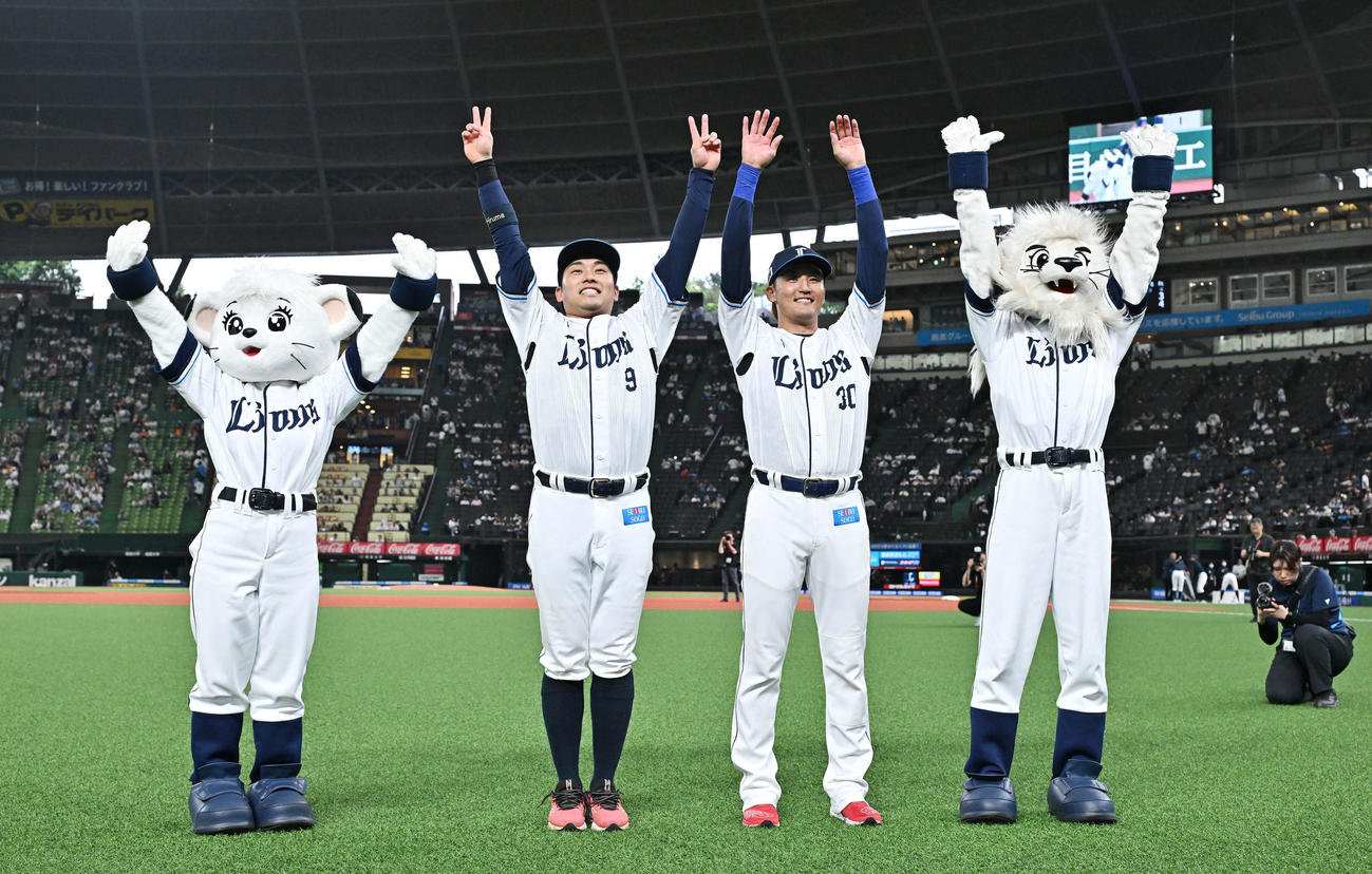 西武対巨人　試合後、ファンとともに勝利を祝う西武蛭間（左）と元山（撮影・滝沢徹郎）