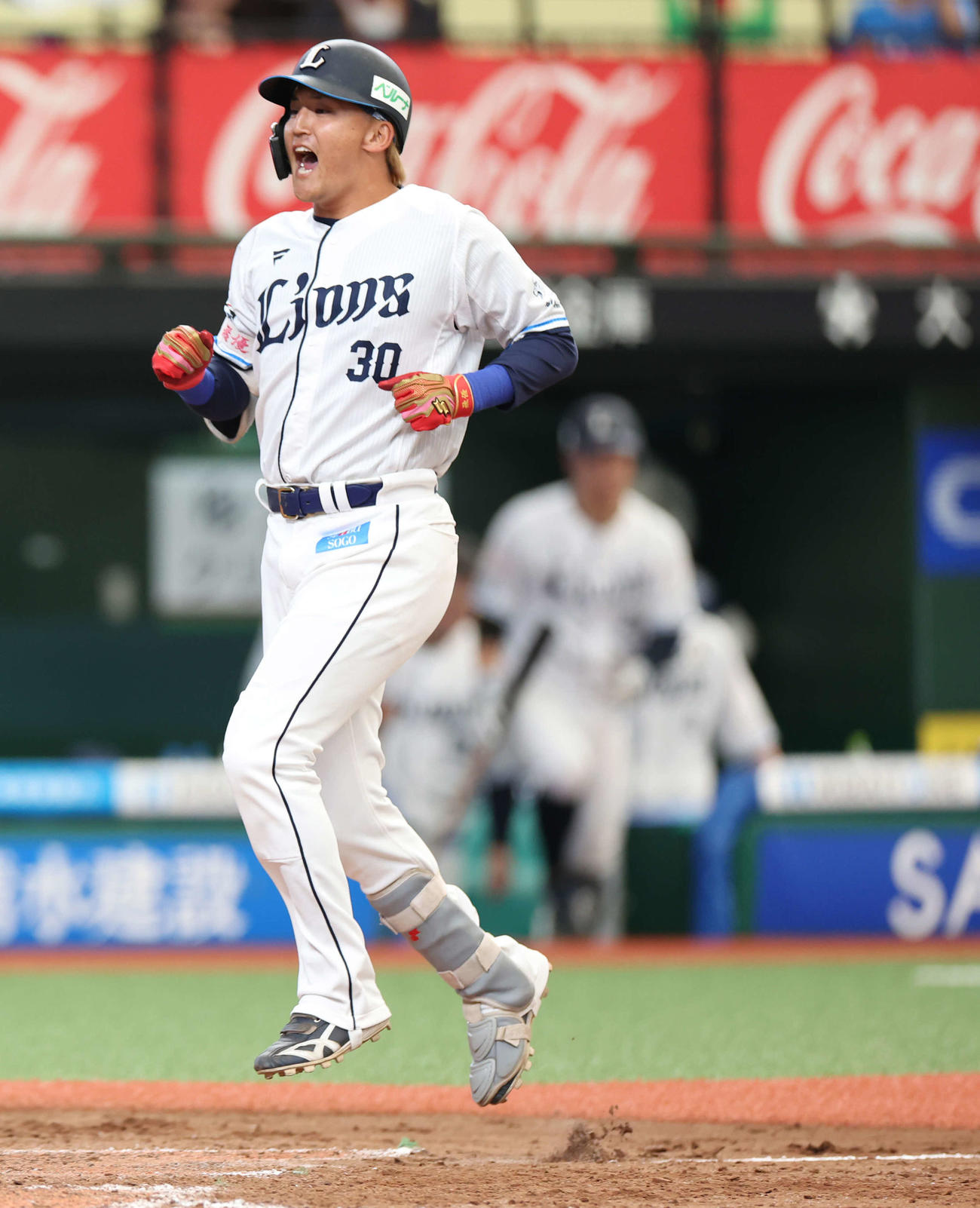 西武対巨人　8回裏西武無死、右越えソロ本塁打で生還する元山（撮影・河田真司）