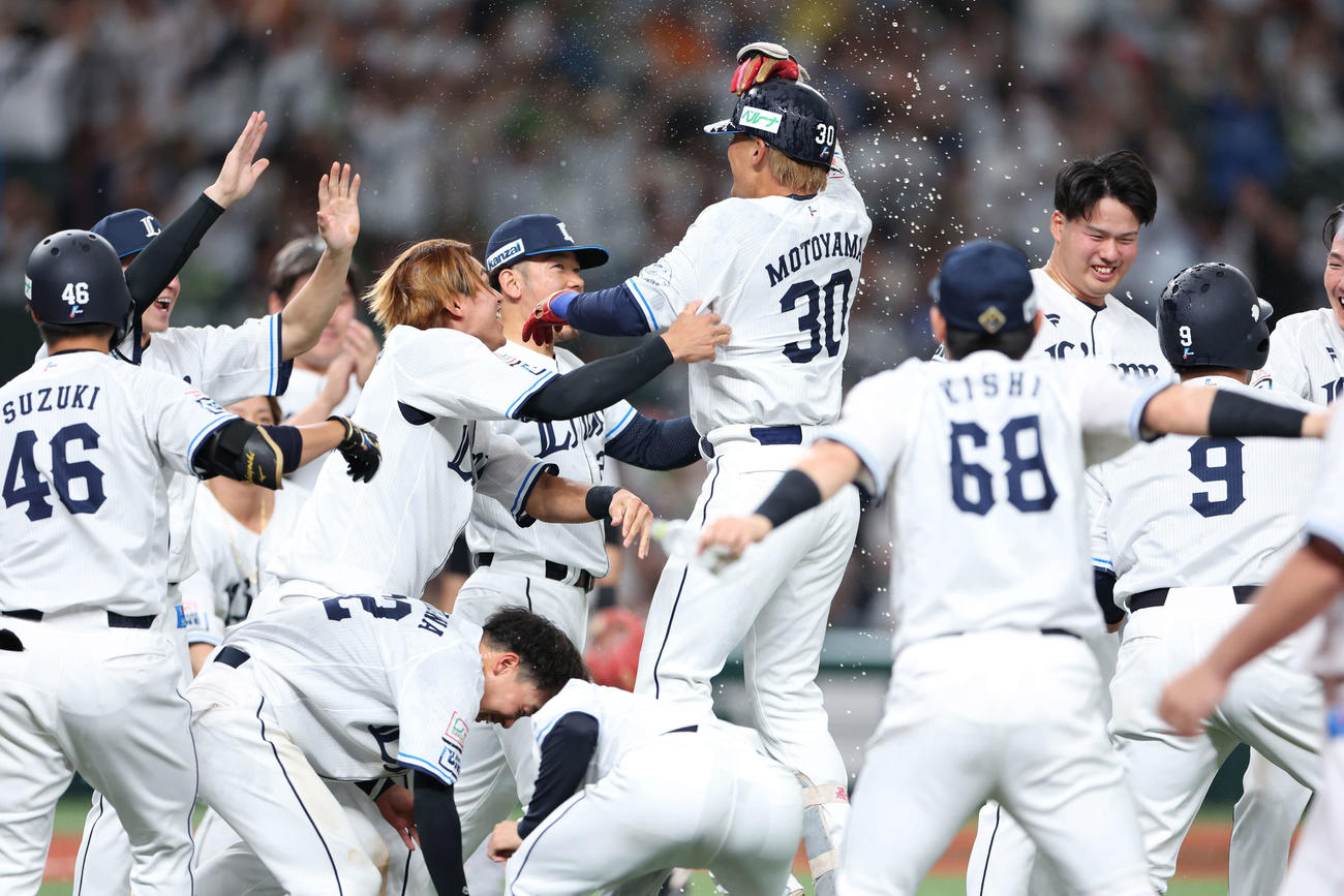 西武対巨人　9回裏、元山（中央）の右前適時打で巨人にサヨナラ勝利する（撮影・河田真司）