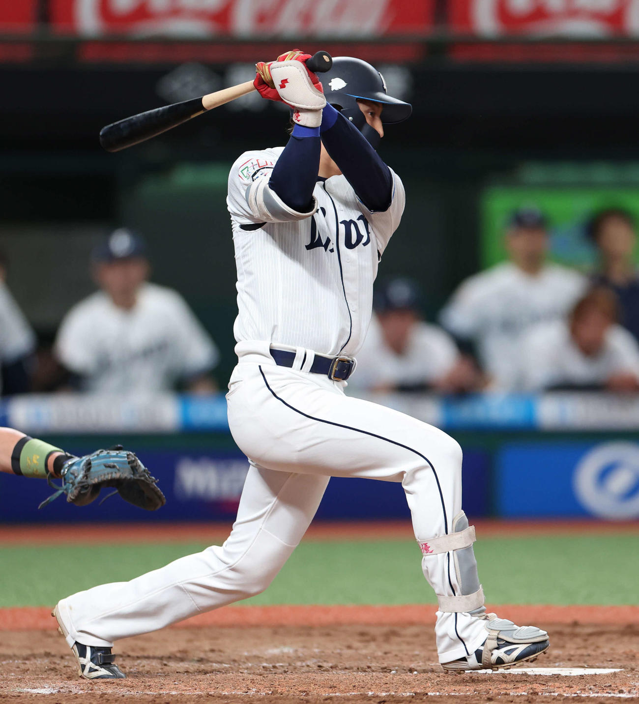 西武対巨人　9回裏西武2死一、二塁、右前適時打を放つ元山（撮影・河田真司）