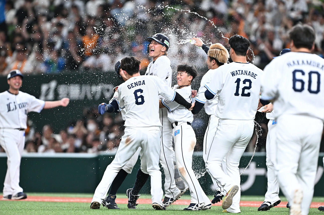 西武対巨人　9回裏西武2死一、二塁、サヨナラ打を放ちウオーターシャワーで祝福される元山（中央）（撮影・滝沢徹郎）