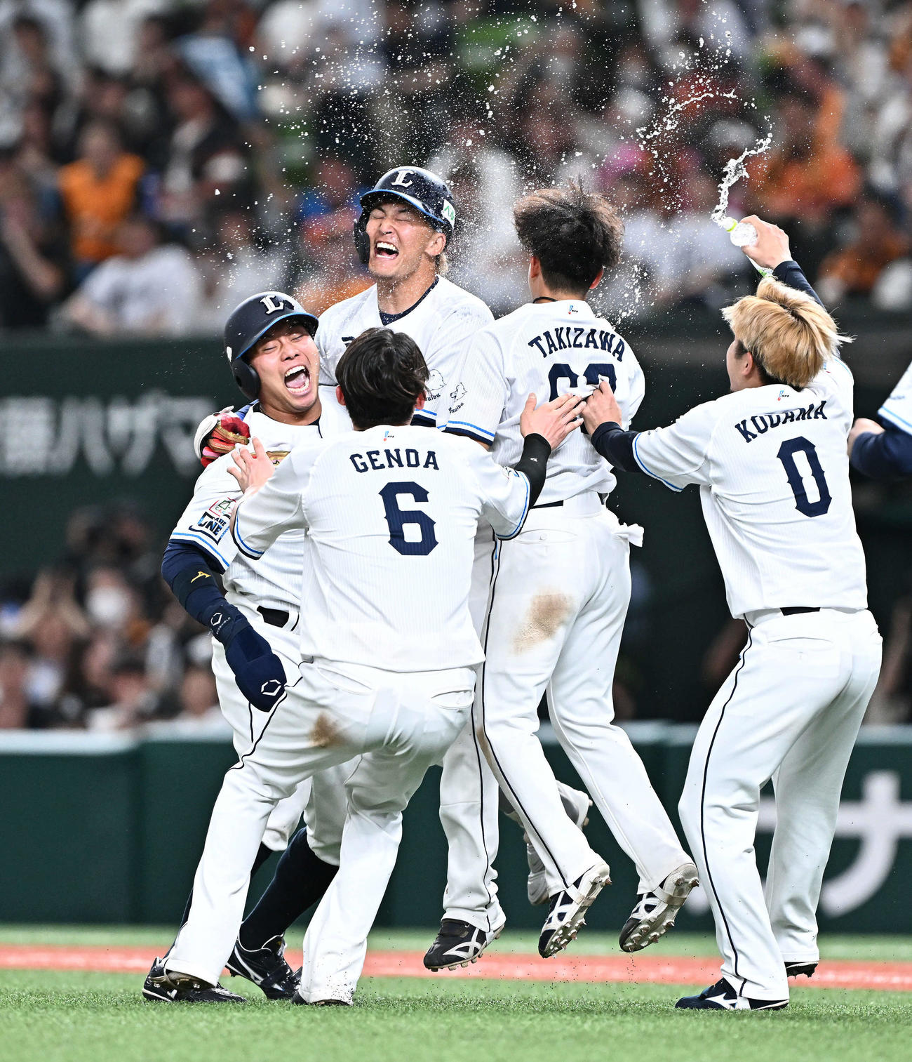西武対巨人　9回裏西武2死一、二塁、サヨナラ打を放ちウオーターシャワーで祝福される元山（後方中央）（撮影・滝沢徹郎）