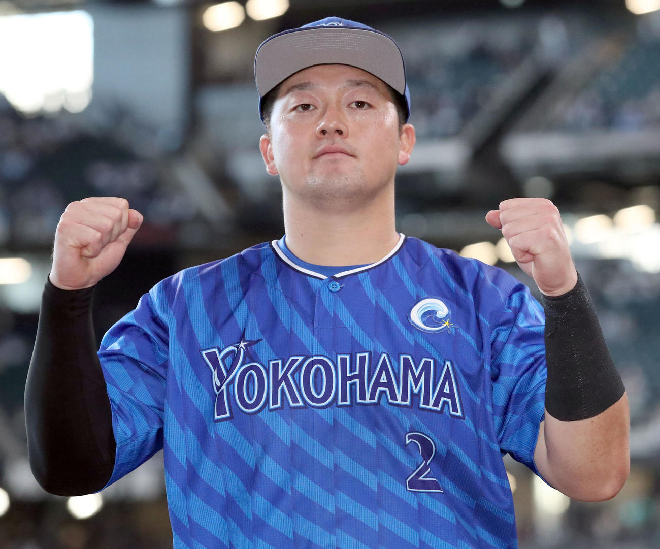 日本ハム対DeNA　ヒーローインタビューを終えフォトセッションをするDeNA牧（撮影・佐藤翔太）