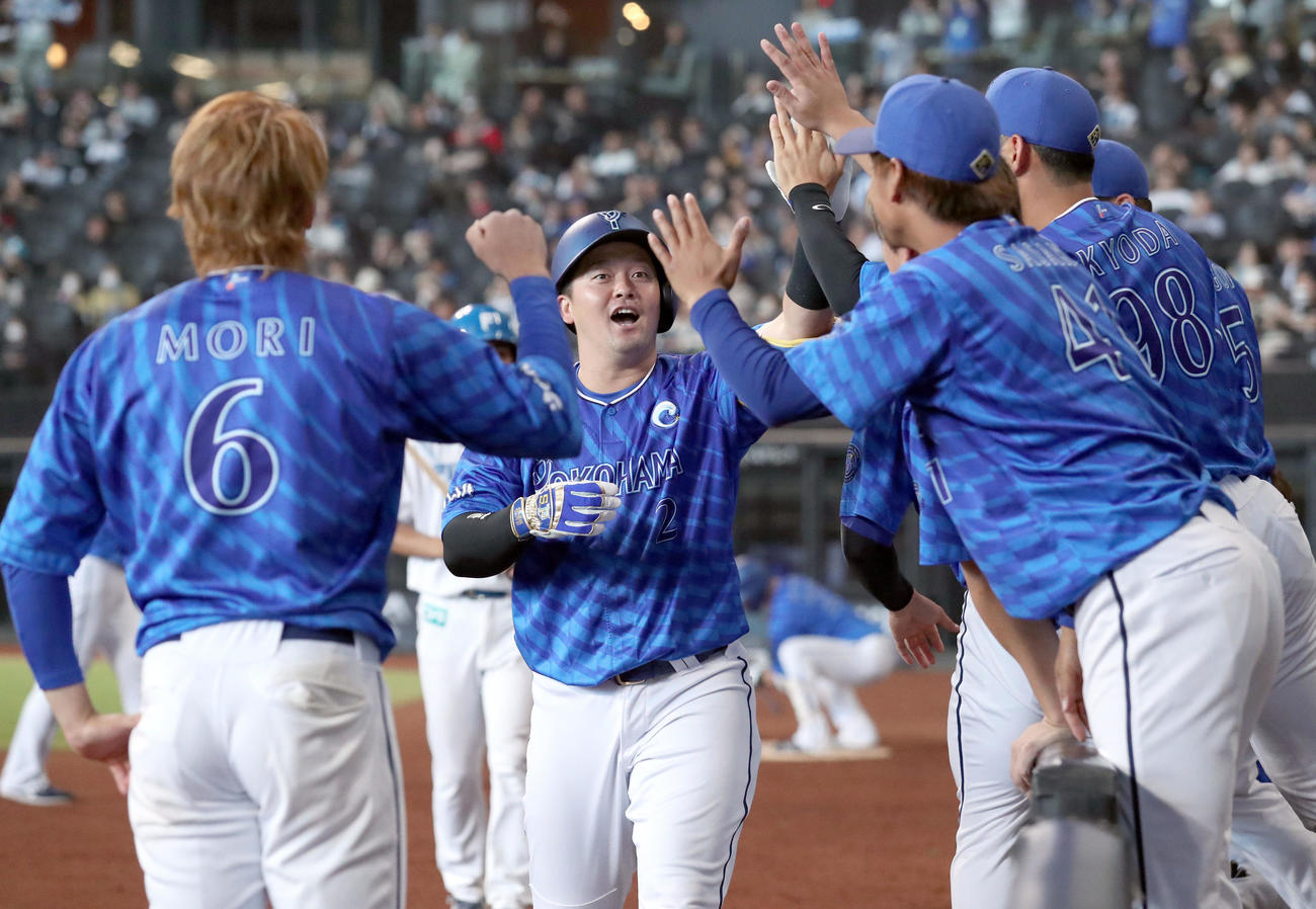 日本ハム対DeNA 9回表DeNA1死、中越え本塁打を放ちナインと喜ぶ牧（中央）（撮影・佐藤翔太）