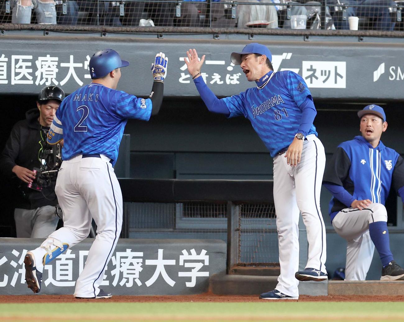 日本ハム対DeNA 9回表DeNA1死、本塁打を放つ牧を出迎える三浦監督（撮影・黒川智章）