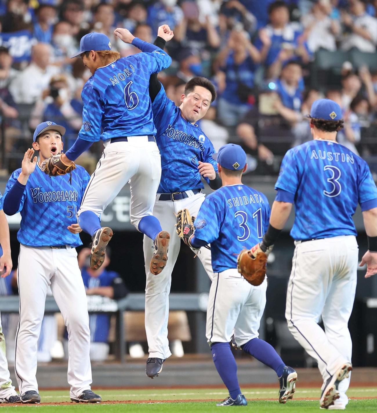 日本ハム対DeNA　試合後、森敬とエルボータッチする牧（左から3人目）（撮影・黒川智章）