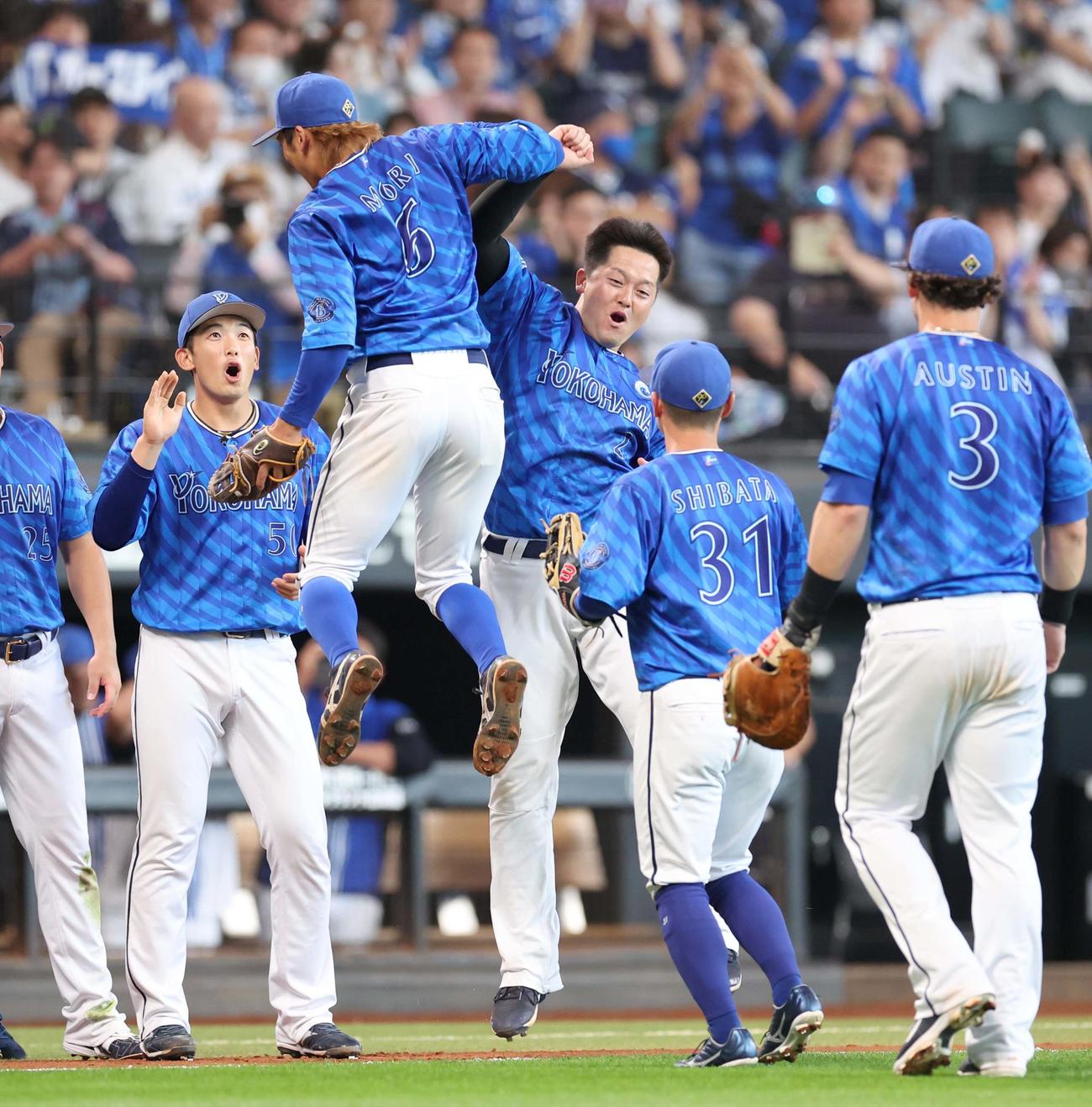 日本ハム対DeNA　試合後、森敬とエルボータッチする牧（左から3人目）（撮影・黒川智章）