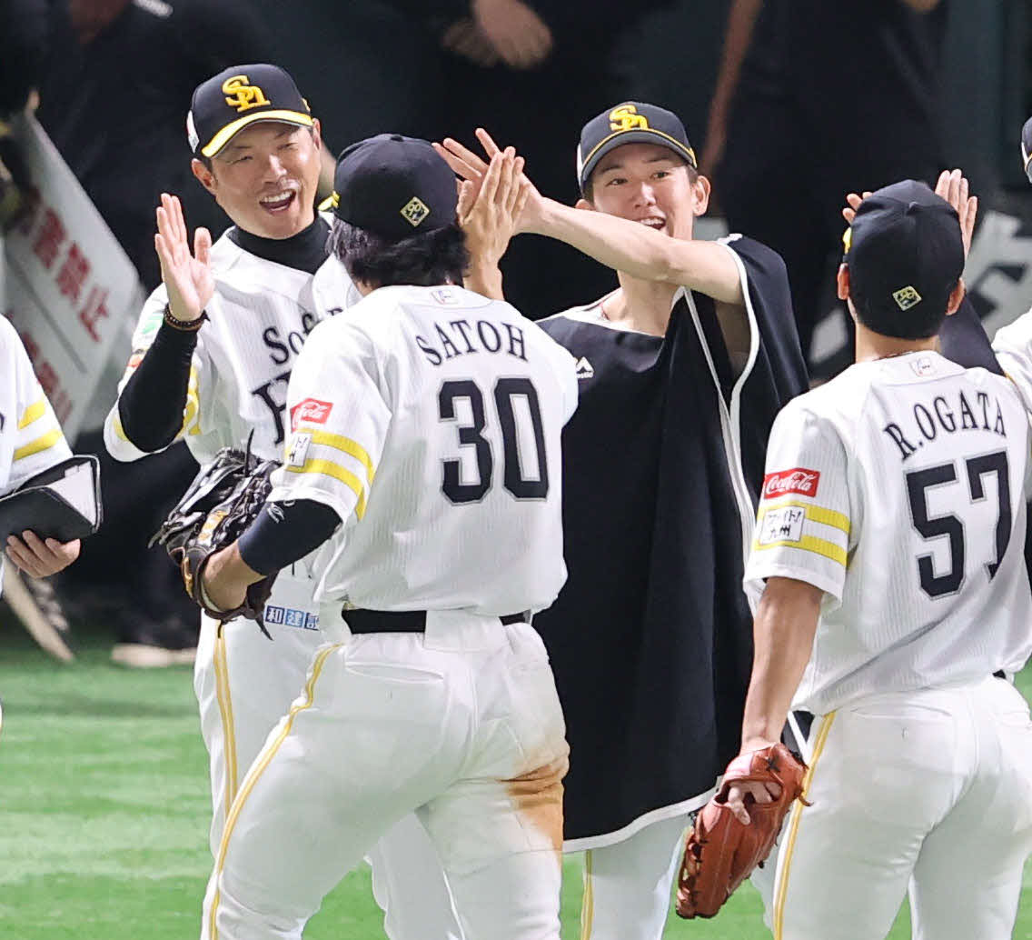 ソフトバンク対広島　ハイタッチでナインを出迎える小久保監督（撮影・梅根麻紀）
