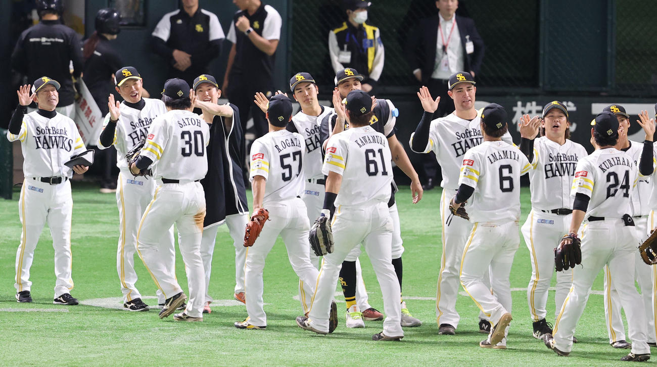 ソフトバンク対広島　ハイタッチでナインを出迎える小久保監督（撮影・梅根麻紀）