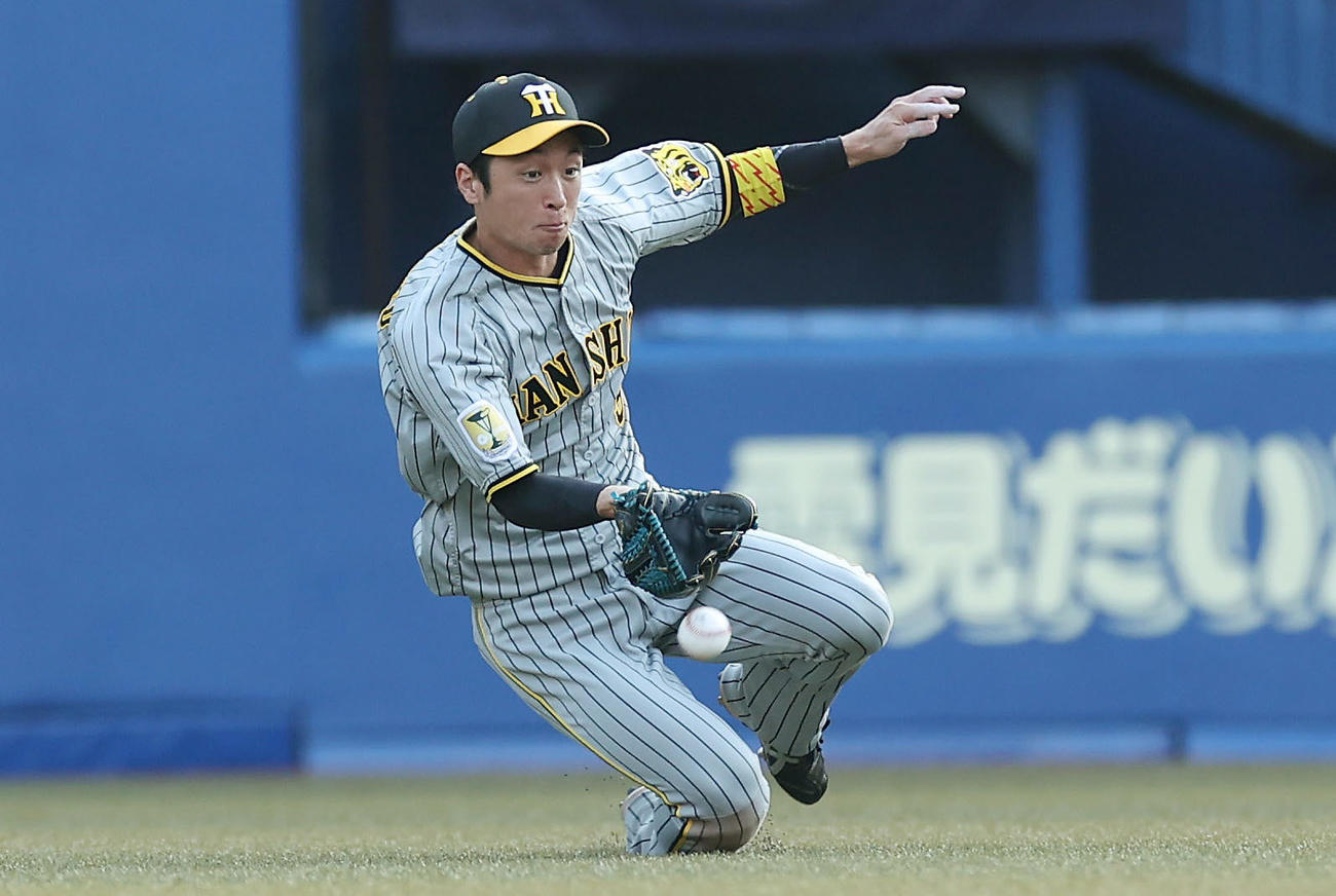 ロッテ対阪神　9回裏ロッテ1死、近本は中村奨の打球に滑り込むも捕球できず二塁打とする（撮影・前田充）