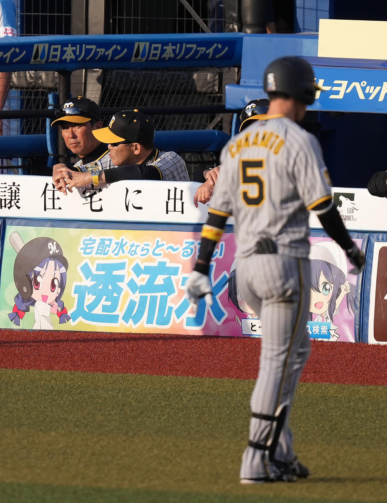 ロッテ対阪神　11回表阪神無死一塁、遊ゴロ併殺に倒れベンチへ戻る近本（右）と浮かない表情の岡田監督（中央）（撮影・鈴木みどり）