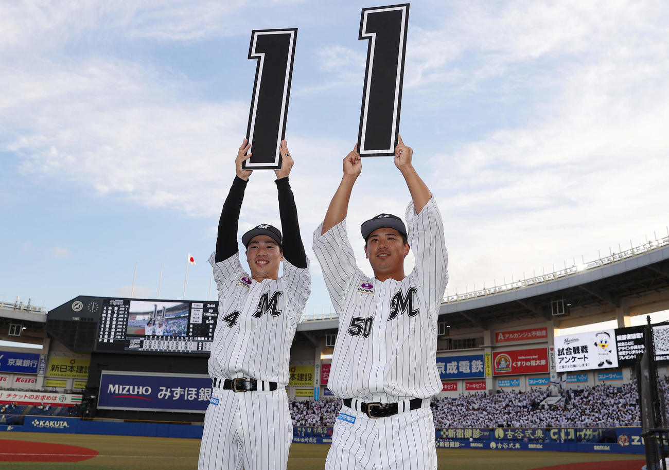 ロッテ対阪神　サヨナラ勝利で11連勝を飾り、笑顔を見せるロッテ友杉（左）と愛斗（撮影・前田充）